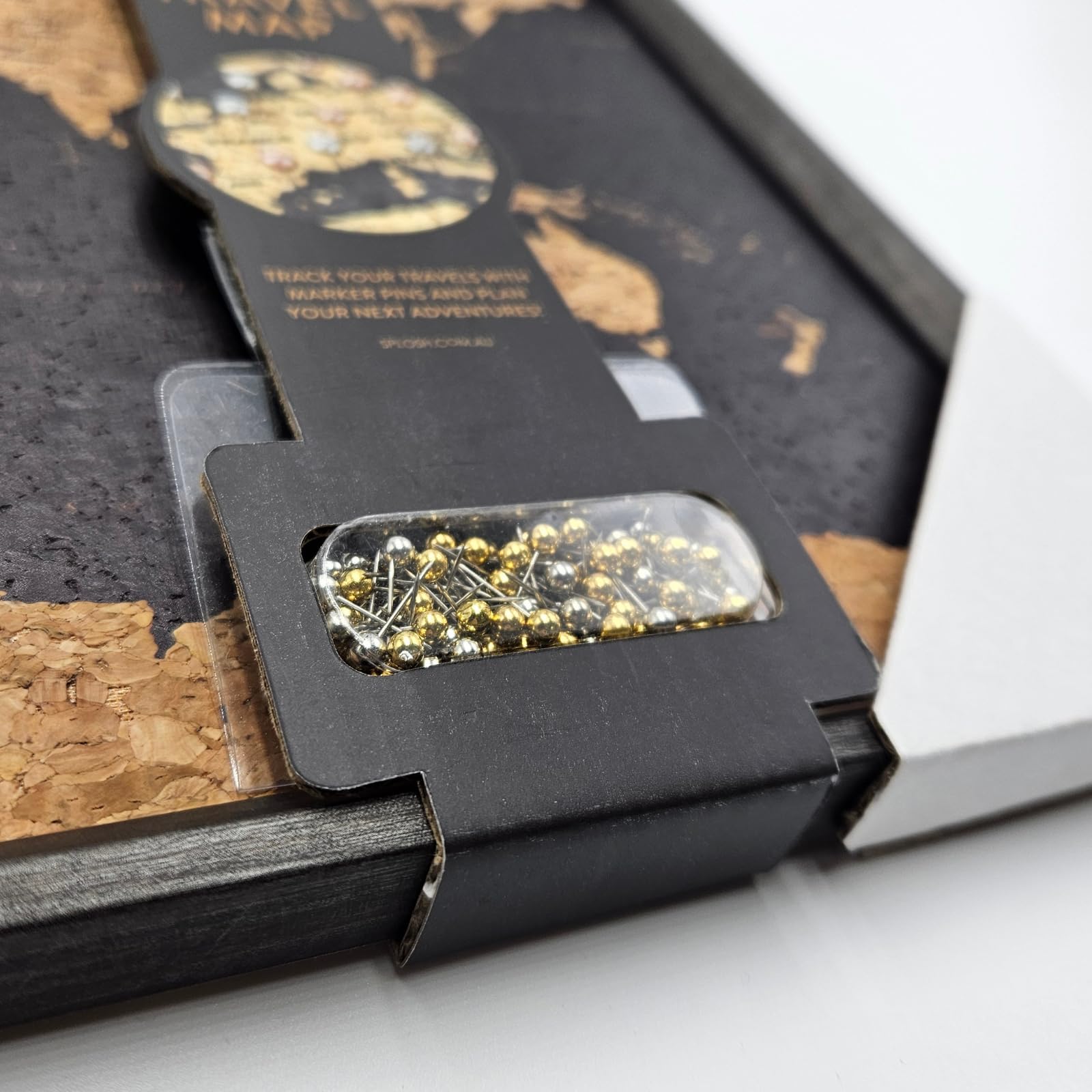 Splosh Reisekarte – XL Weltkarte als Pinnwand in Schwarz mit Holzrahmen Korktafel mit 100 Pins in 2 Farben zum Markieren von Abenteuern Gerahmte Weltkarte für Schreibtisch oder Wand