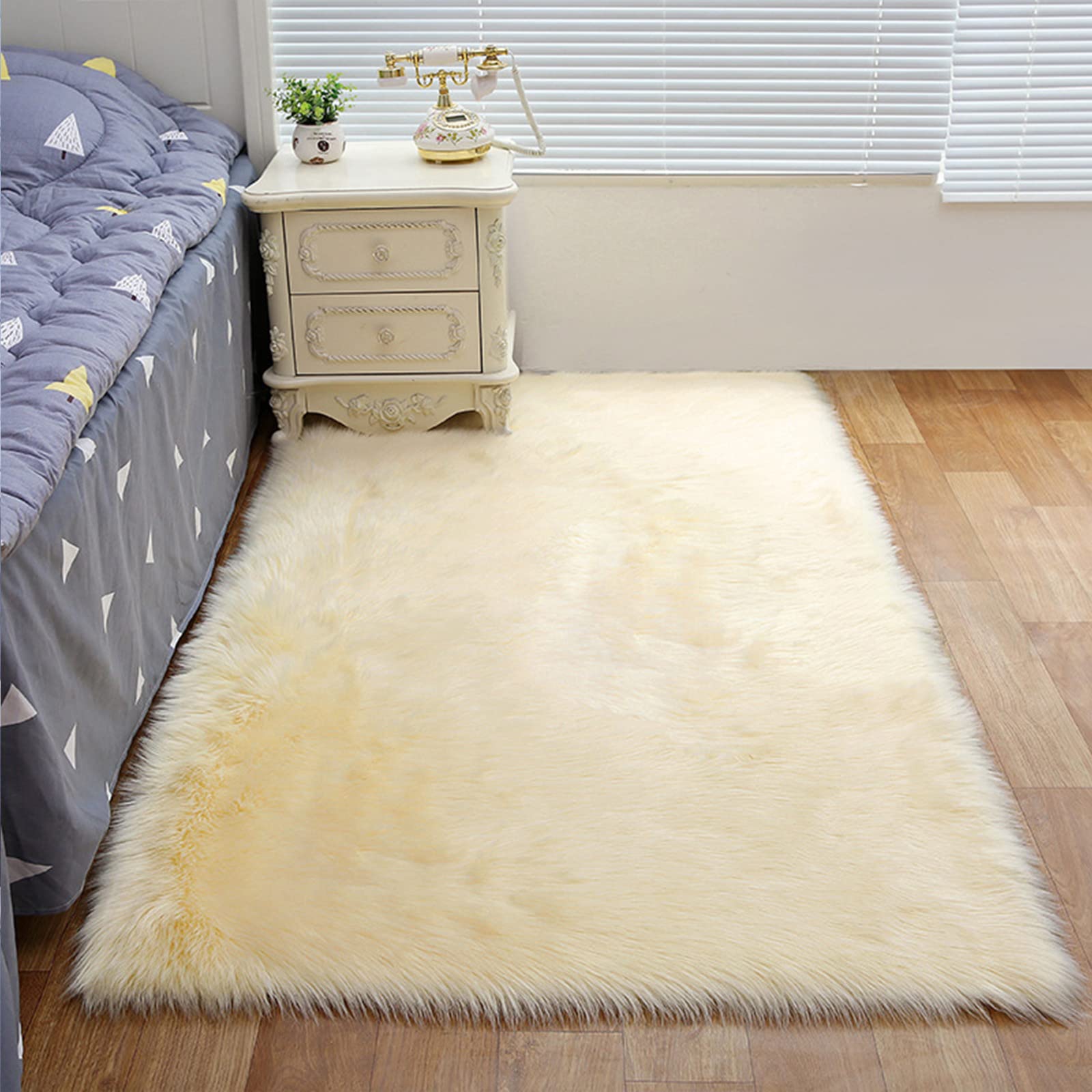 Imitat Teppich Lammfellimitat Teppiche kuschelig Longhair Fell Wolle Bettvorleger Kunstfell Schaffell Deko Fell in Super Weich Imitat Rugs Verschiedene Größen - Beige 60x110cm