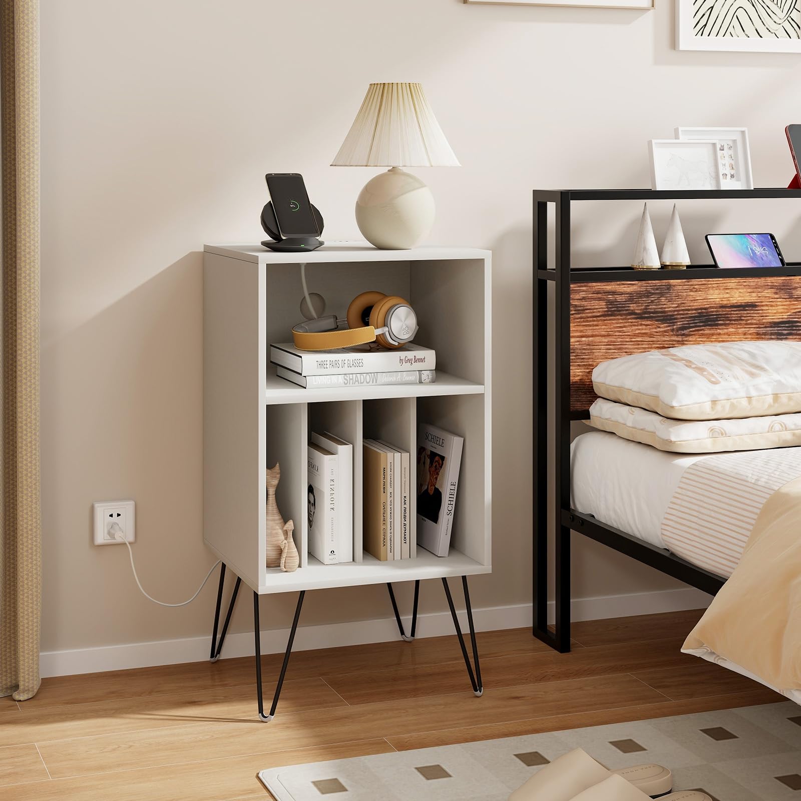 GIANTEX Scaffale per Giradischi a 3 Livelli, Stand per Giradischi Domestico con Stazione di Ricarica, Tavolo Porta Dischi in Vinile con Mensola e 4 Divisori, Scaffale Espositivo (Bianco)