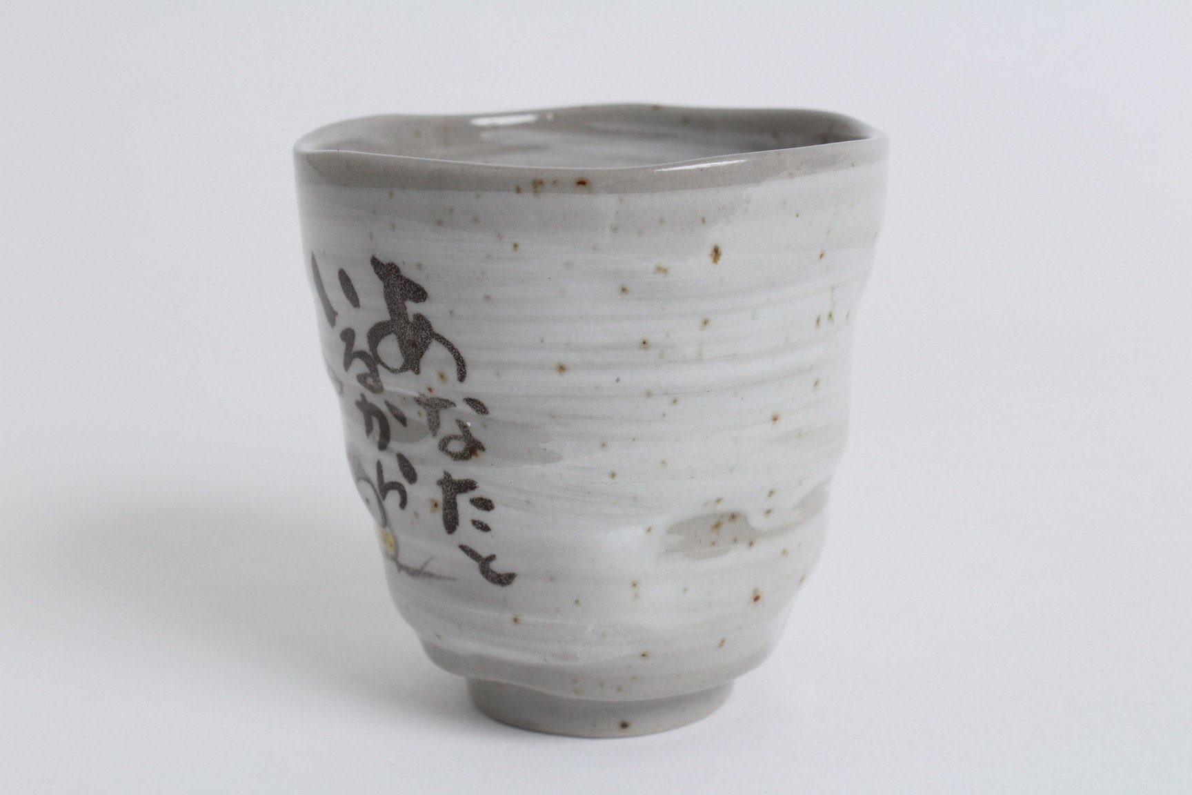 Mino ware - Taza de té de cerámica japonesa Yunomi Chawan serie Peaceful Time con poema Kanji gris, fabricada en Japón (importación de Japón) KSY109 (búho)