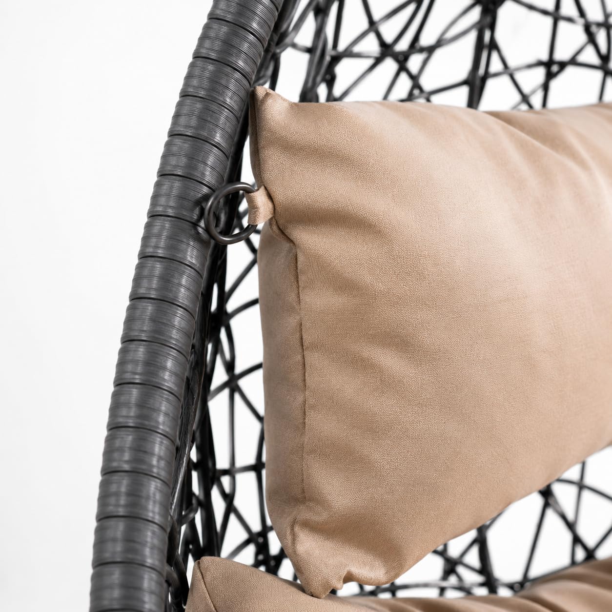 Poltrona Sospesa Da Giardino Con Struttura Autoportante In Metallo Seduta In Polyrattan E Cuscino Con Poggiatesta Beige Arredo Outdoor Terrazza Balcone E Veranda 105 x 195 Cm Nero