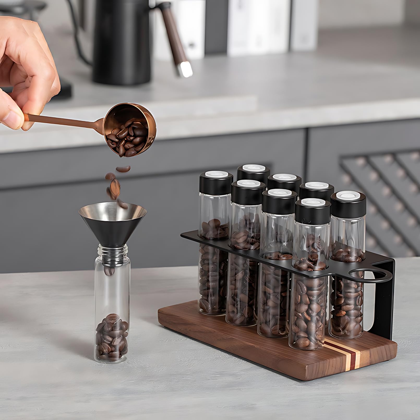 Kaffeebohnen Behälter 8 Tuben Walnuss Ständer Trichter Einzeldosis Schwarz | Espressobohnen Aufbewahrung Kaffeedose Set Portionierer Glas Röhrchen Holz Halter Dose Frischhalteventil Barista Geschenk