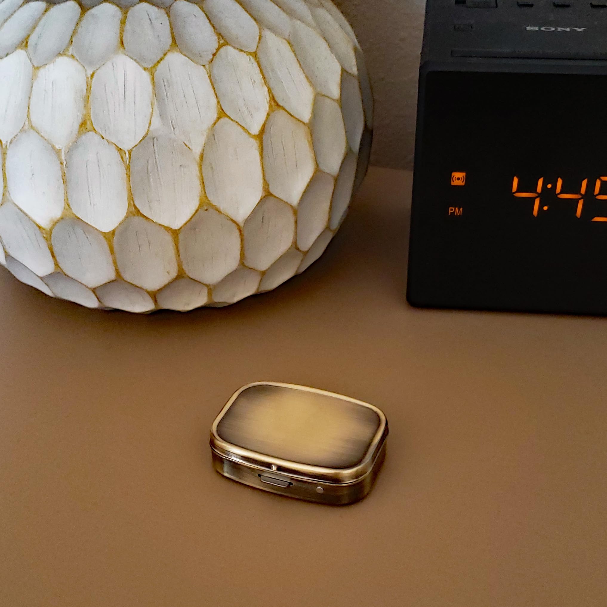 Pastillero de latón elegante – Pastillero decorativo con caja de regalo – Lleva tus medicamentos con estilo (rectangular)