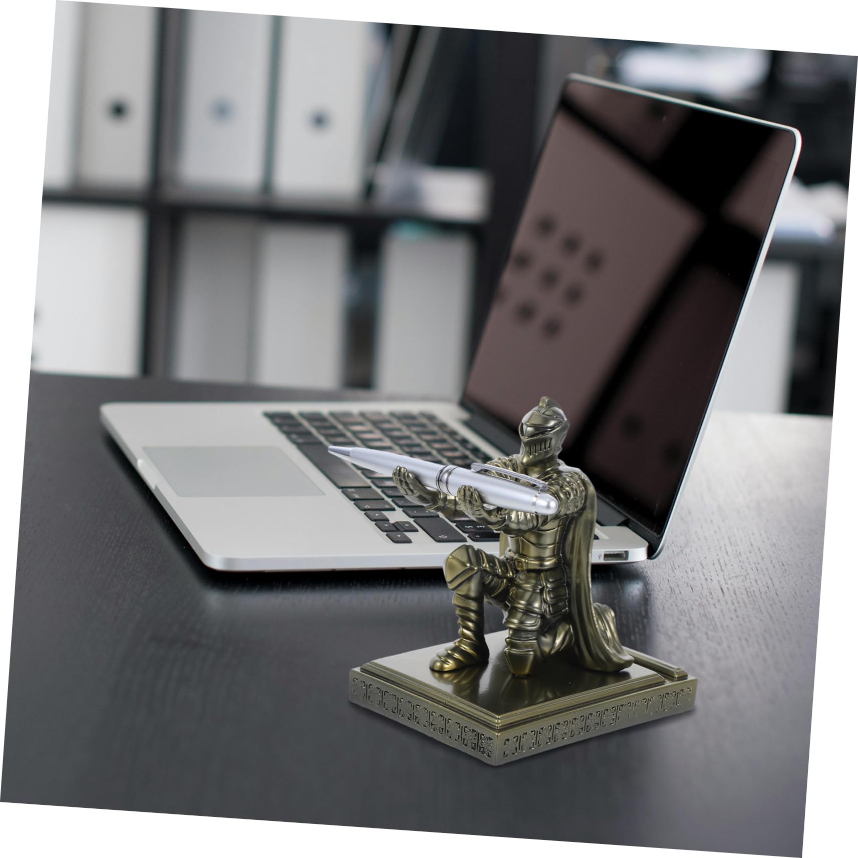 jojofuny Portapenne Guerriero in Resina Piccolo Base Stabile, Portapenne Cavaliere Corazzato Decorativo per Scrivania Ufficio e Supporto Versatile per Pennelli Trucco