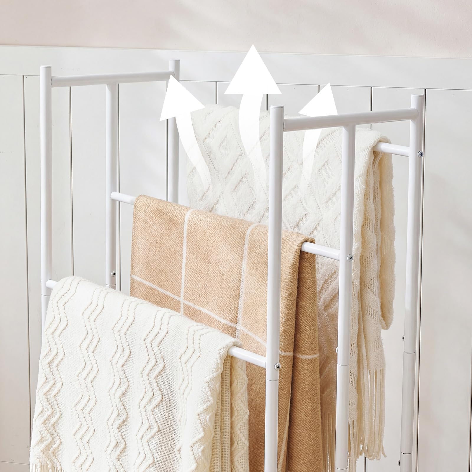 HOOBRO Toallero de Baño, Toallero en Escalera de 3 Niveles, Patas Ajustables y Estante de Malla, Estantería Multiusos, para Baño, Dormitorio y Sala, Blanco EWT09LB01