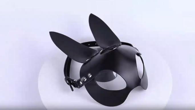 Ауыр анальды секс Көліктегі жалаңаш әйелдің суреті