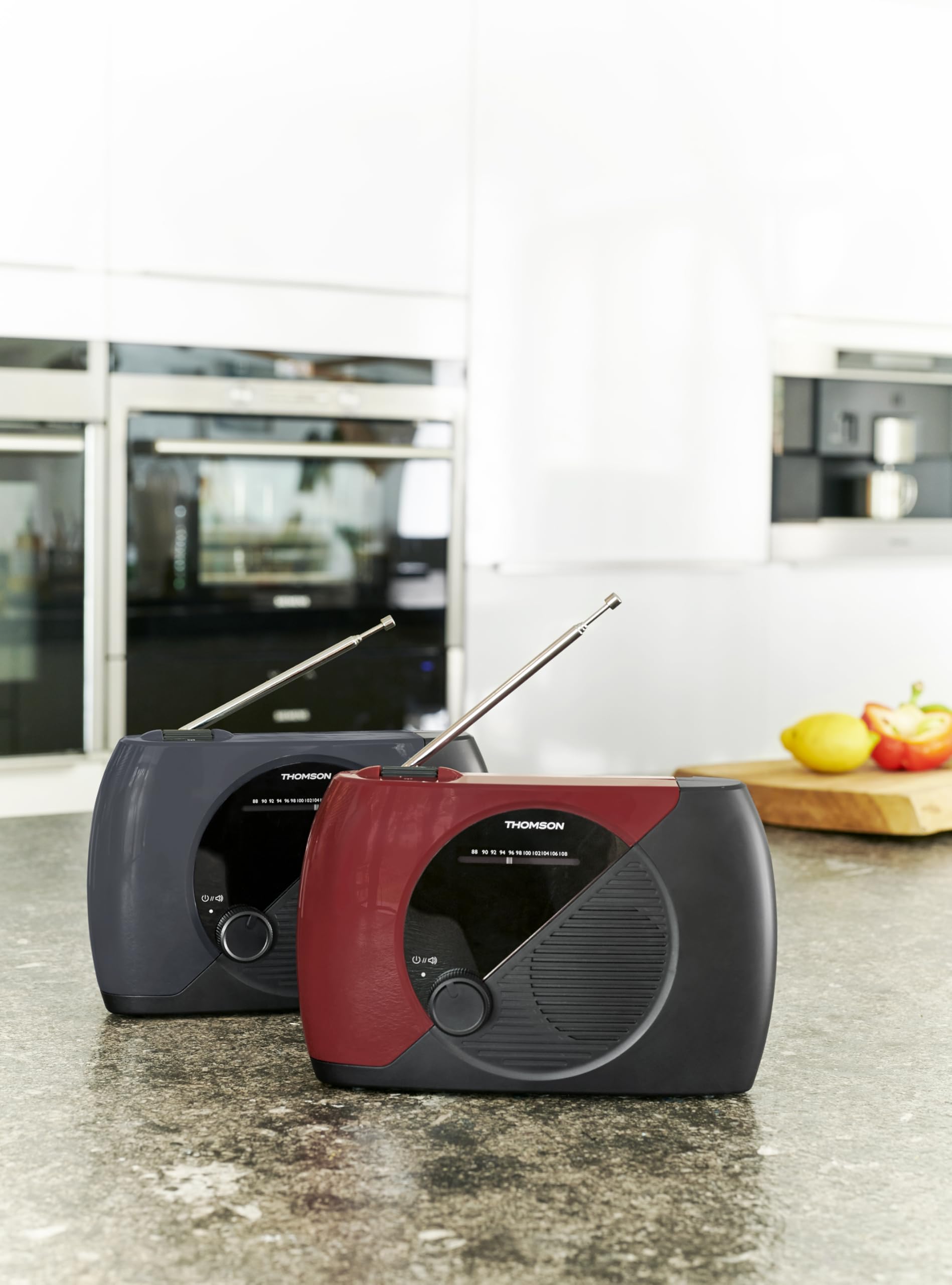 THOMSON Radio Portable FM, Tuner Analogique, Secteur ou Piles - Poste Compact pour Écoute En Tous Lieux, Couleur Bleu/Noir - RT350