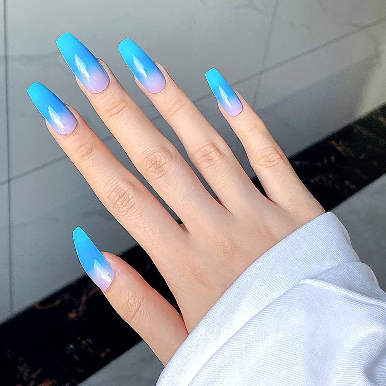 AKAZI Press on Nails Kit Professionale per Unghie finte - 3D French Long Press on Nails, Unghie finte Lucide Full Cover Ballerina Nails Tips 24 Pezzi per Donne e Ragazze Regalo