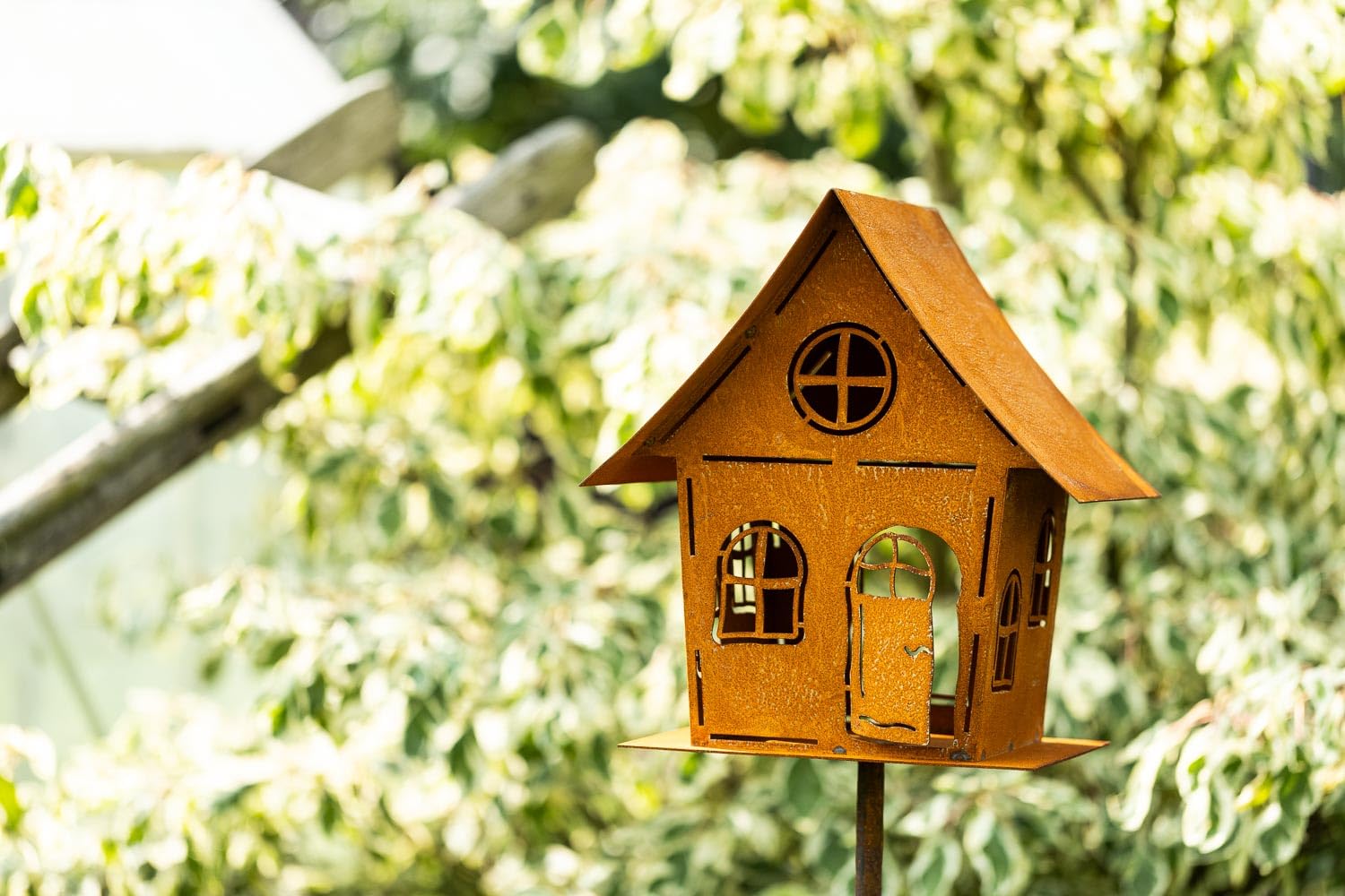 Bornhöft Edelrost Garten Deko Windlicht Vogelhaus Hexenhaus Gartendekoration Dekorieren rostige Dekoration Landhaus Kerzenhalter Vogelfutterhaus auf Stab sehr massiv