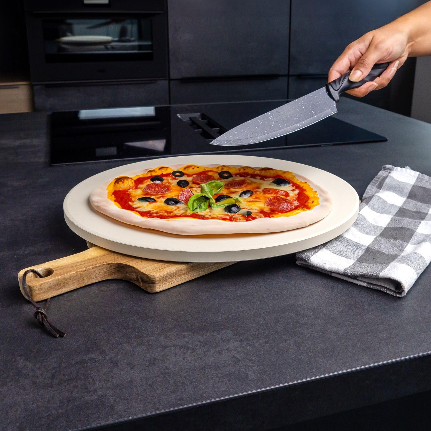 Intirilife Cordierit piedra para pizza XXL redonda - Ø38 cm- para grill y horno- piedra para pizza grande para horno pan tarte flambée - placa de cocina gas grill piedra, piedra para hornear- beige