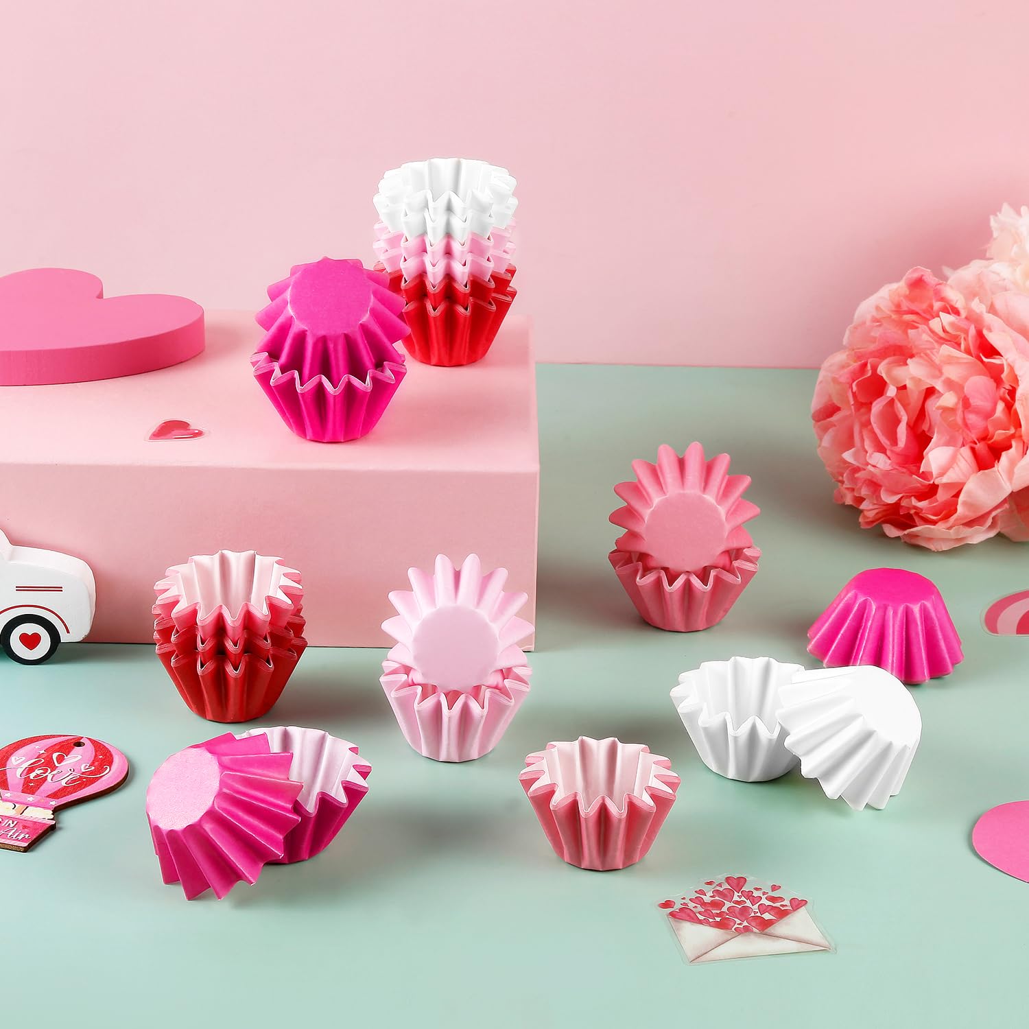 Quera 200 moldes para magdalenas resistentes a la grasa para el día de San Valentín, rojo, rosa, morado, blanco, moldes de papel resistentes para hornear magdalenas para bodas, cumpleaños, fiestas de