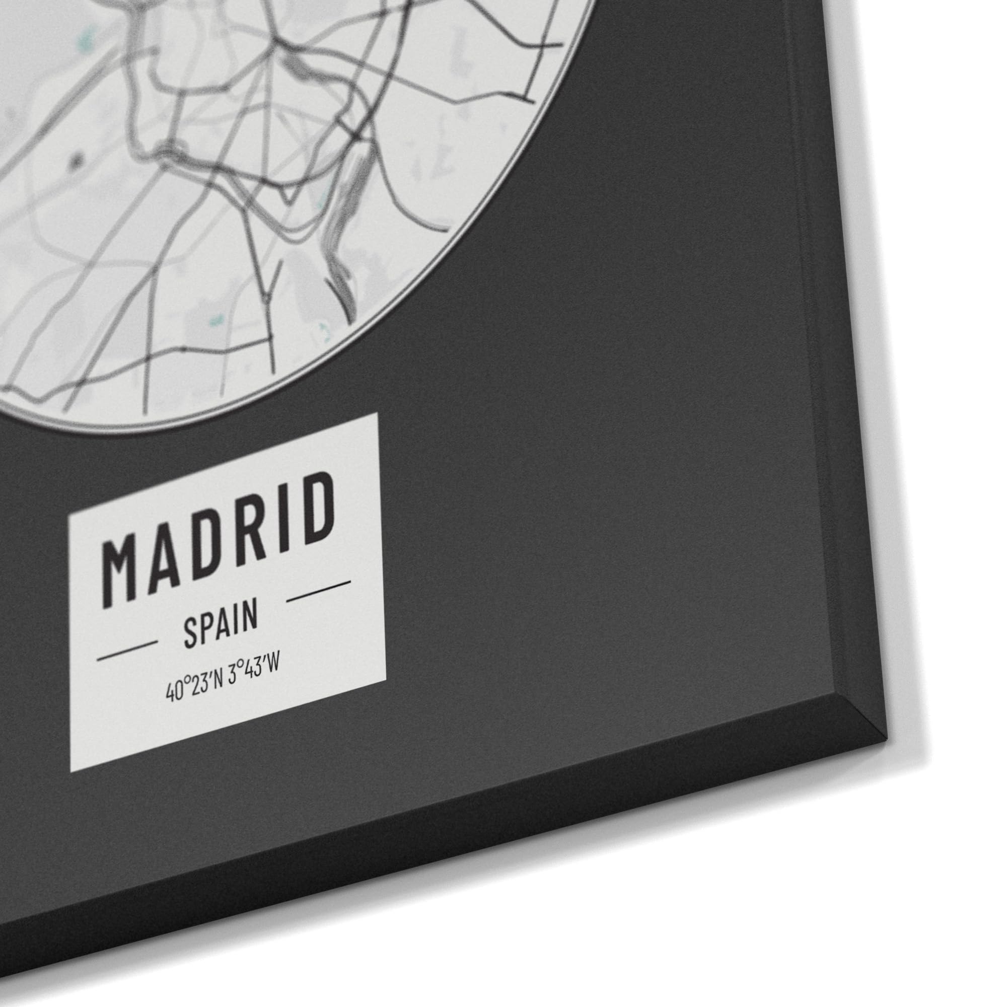 DEQORI Magnetyczna tablica do pisania kredą z nadrukiem UV | motyw "mapa miasta Madrytu" | prostokątna 90 x 60 cm | metalowa tablica kredowa do pisania – dekoracja ścienna do kuchni, korytarza, pokoju