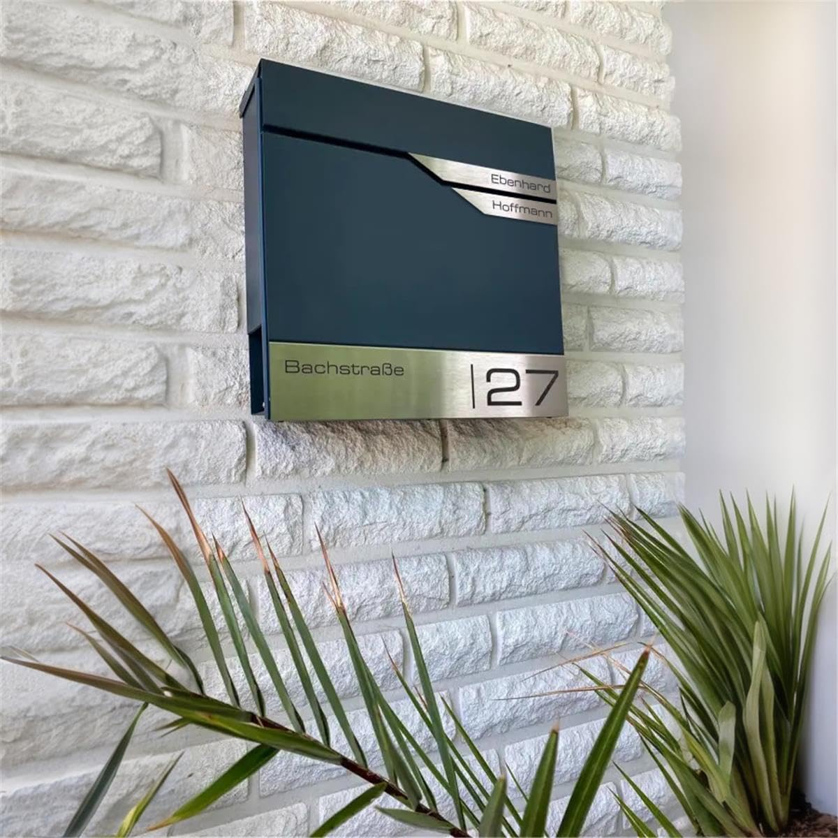Metzler Briefkasten Anthrazit RAL 7016 personalisierbar mit Zeitungsfach – Wandbriefkasten mit 2 Edelstahl Namensschildern, Hausnummer & Namen Gravur, wetterfest, abschließbar, DIN A4 Einwurf