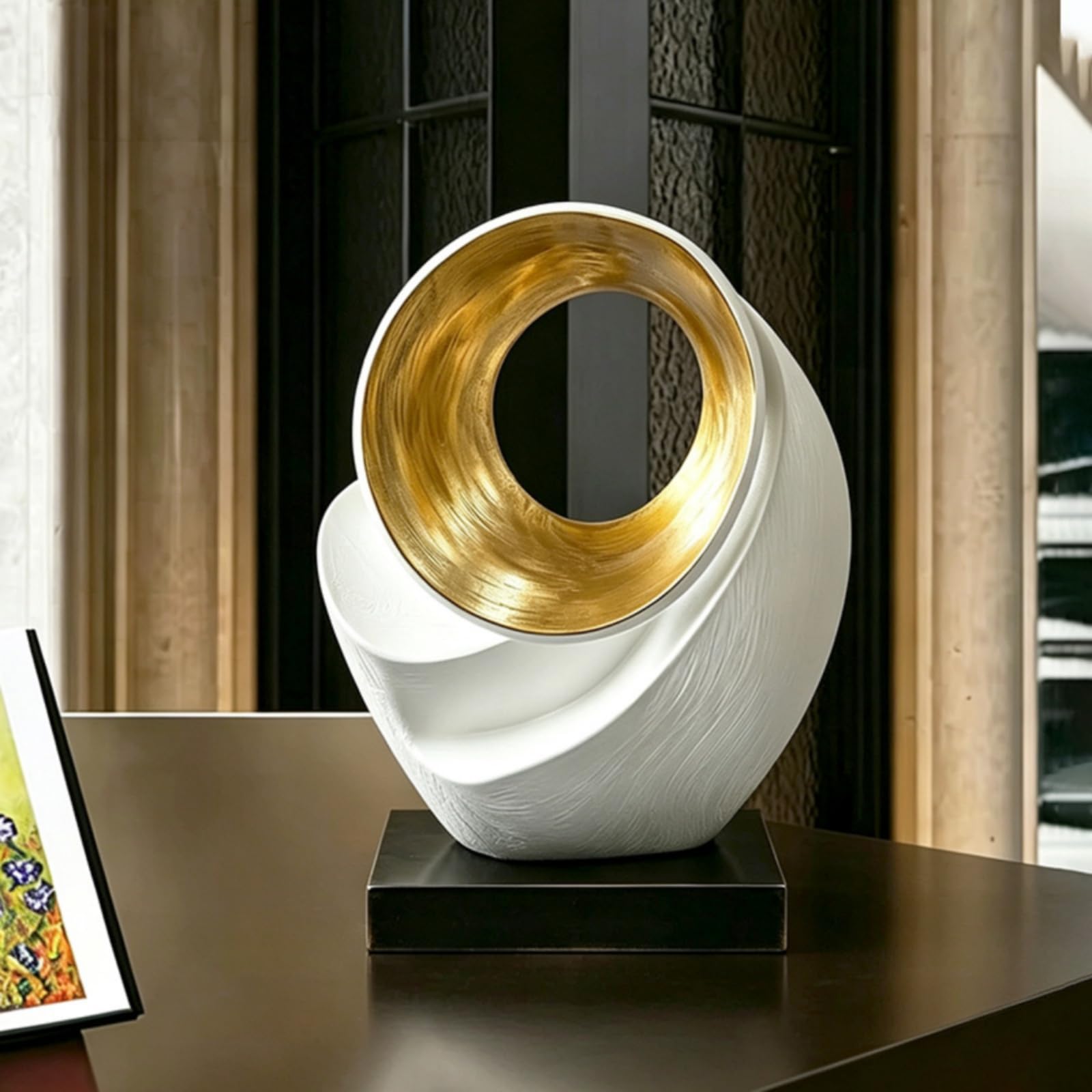 Escultura Geométrica Moderna Estatua de Mesa Ornamental Resina Metal Acabado Texturado con Aro Dorado sobre Base, Moderno Minimalista con Base De Mármol Blanco