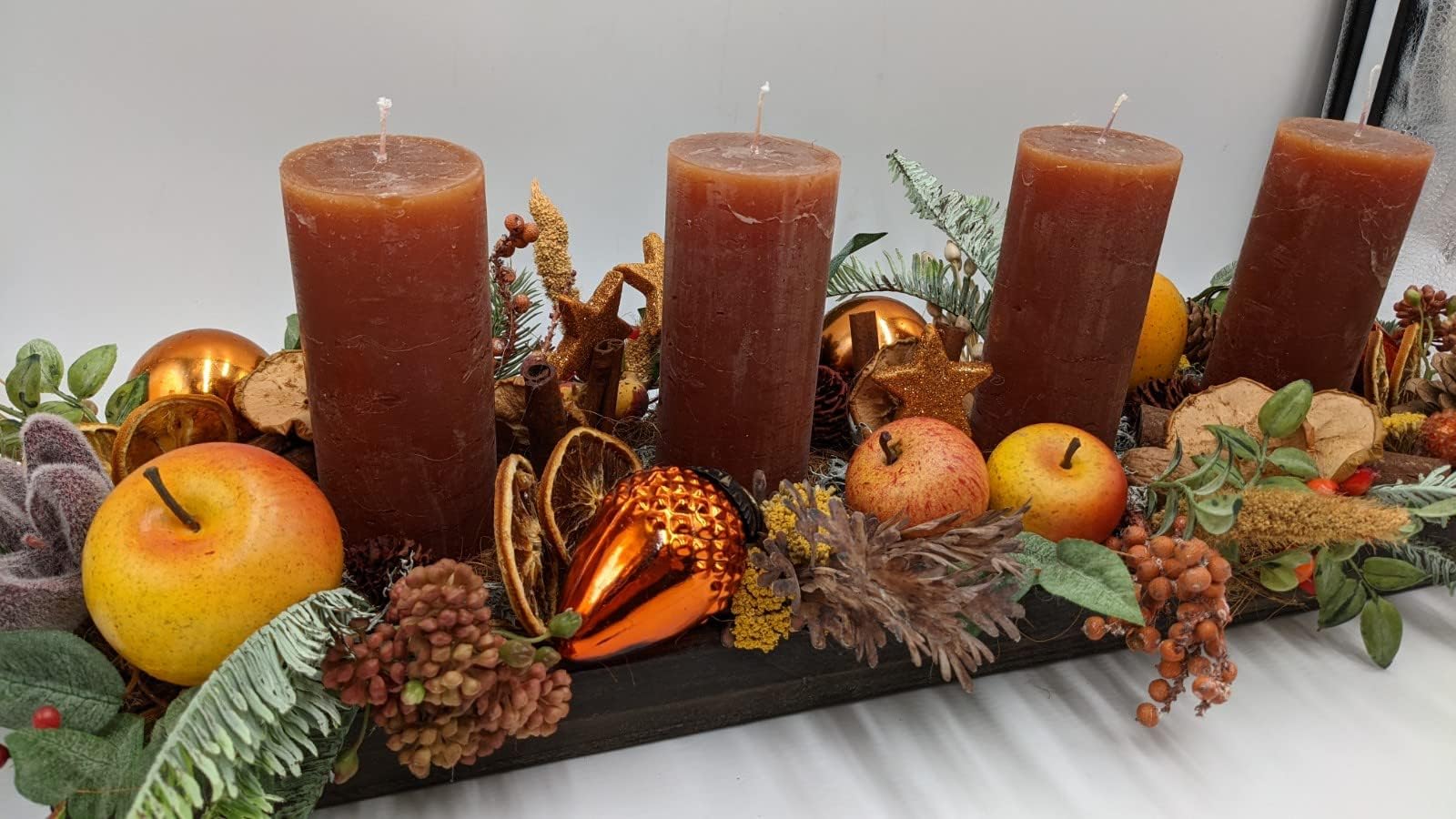 Weihnachtsgesteck Tischgesteck Apfel Orangenscheibe Zapfen Kerzen orange