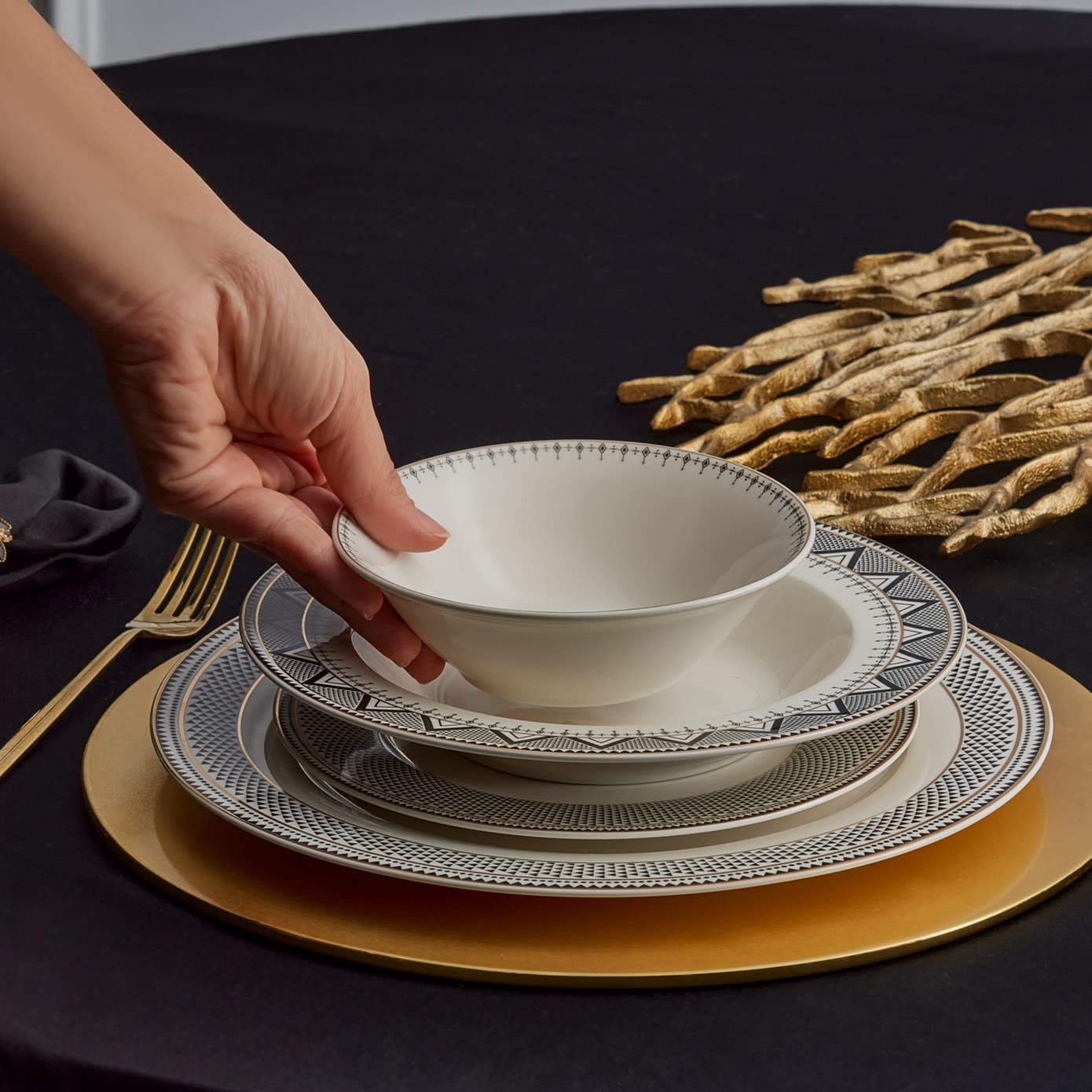 KARACA Ensemble de vaisselle en porcelaine Globe pour 6 personnes - Service de table 24 pièces avec assiettes et bols, ensemble de vaisselle rond et ensemble de dîner en or blanc