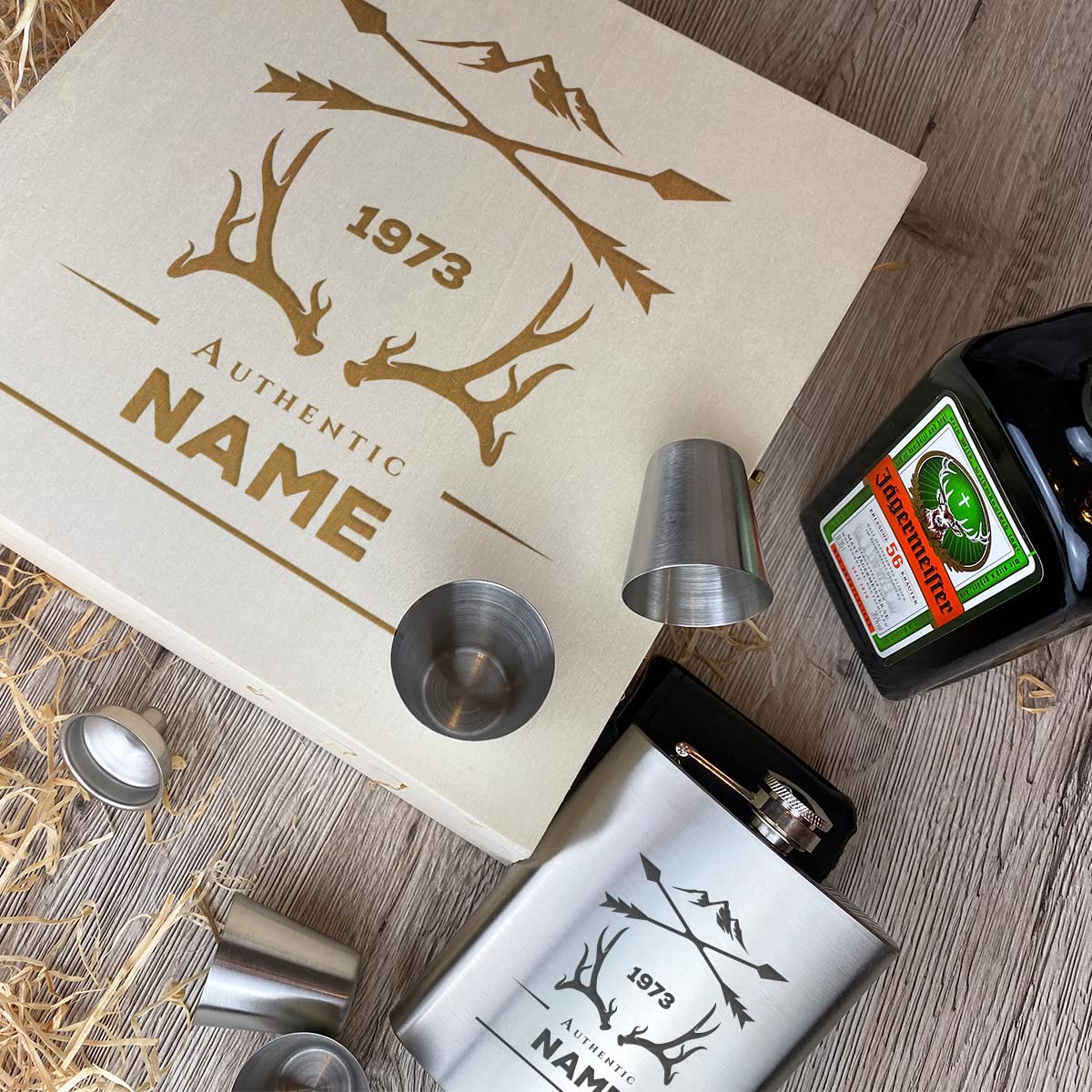 polar-effekt Kräuterschnapps Geschenkset - 3-Teilig - Deutsche Herstellung - Jägermeister Flasche - Flachmann aus Edelstahl - 4 Schnappsbecher - 1 Trichter - 1 Ledertasche - personalisiert