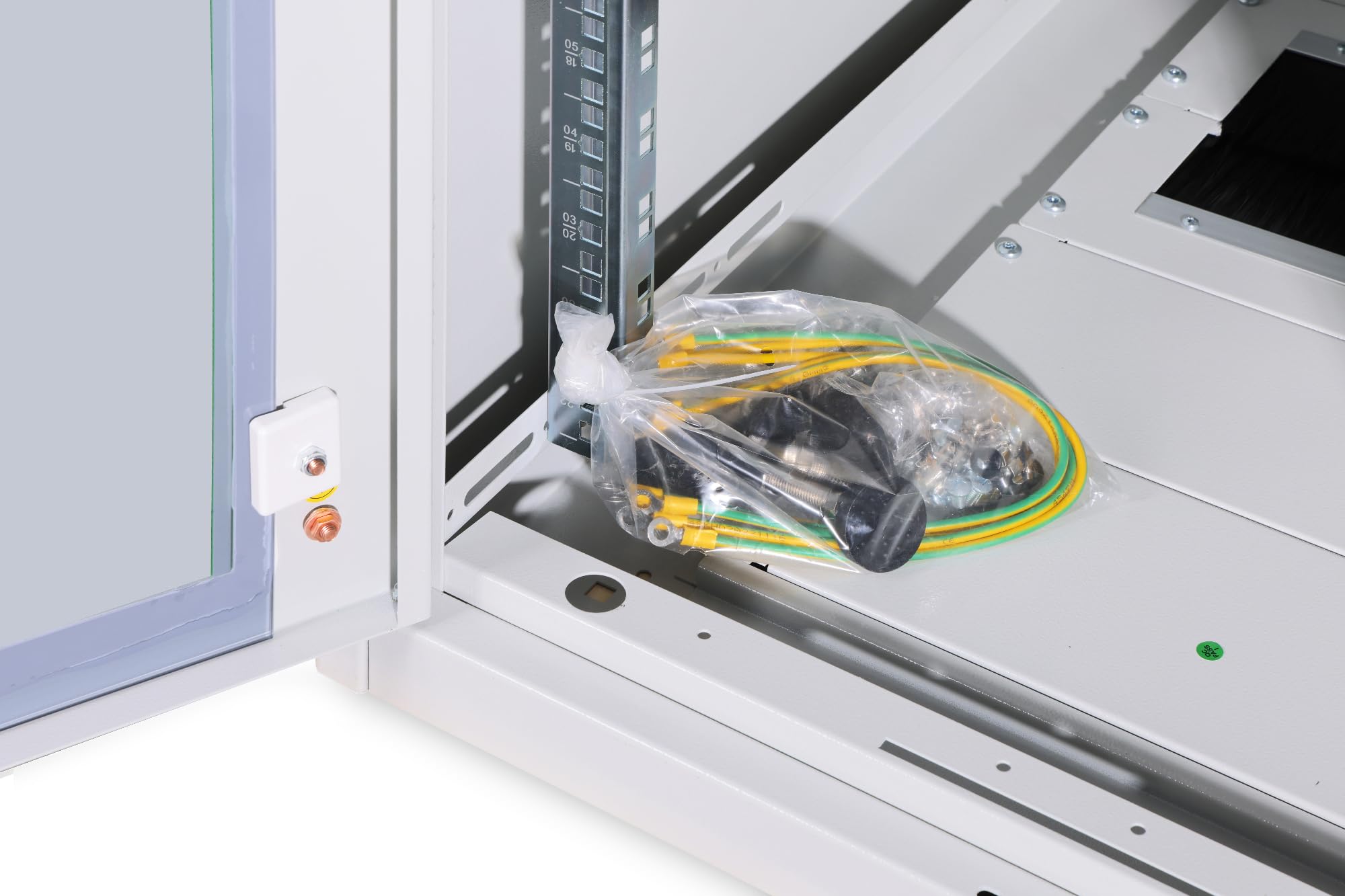 DIGITUS Armadio di rete – Rack da 19 pollici – 22U – 60x80 cm – Profondità utile 74,3 cm – Portata 1200 kg – Autoportante – Porta in vetro – Grado di protezione IP20 – Serie Unique – Grigio
