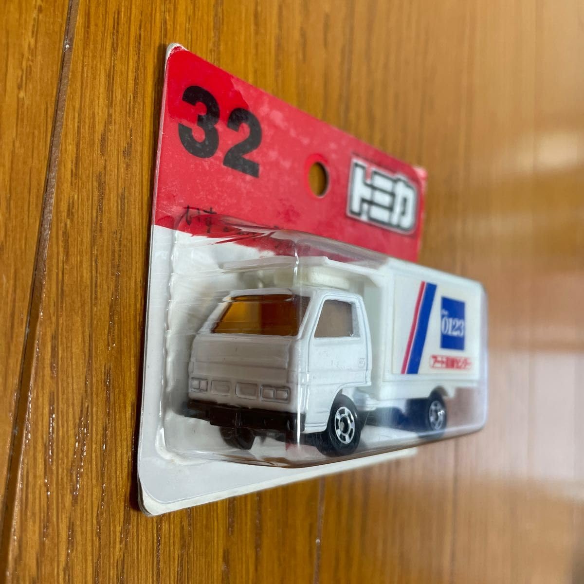 トミカ いすゞ エルフ 引越しトラック Amazon | トミカ 赤箱 32 いすゞ エルフ引越しトラック アート