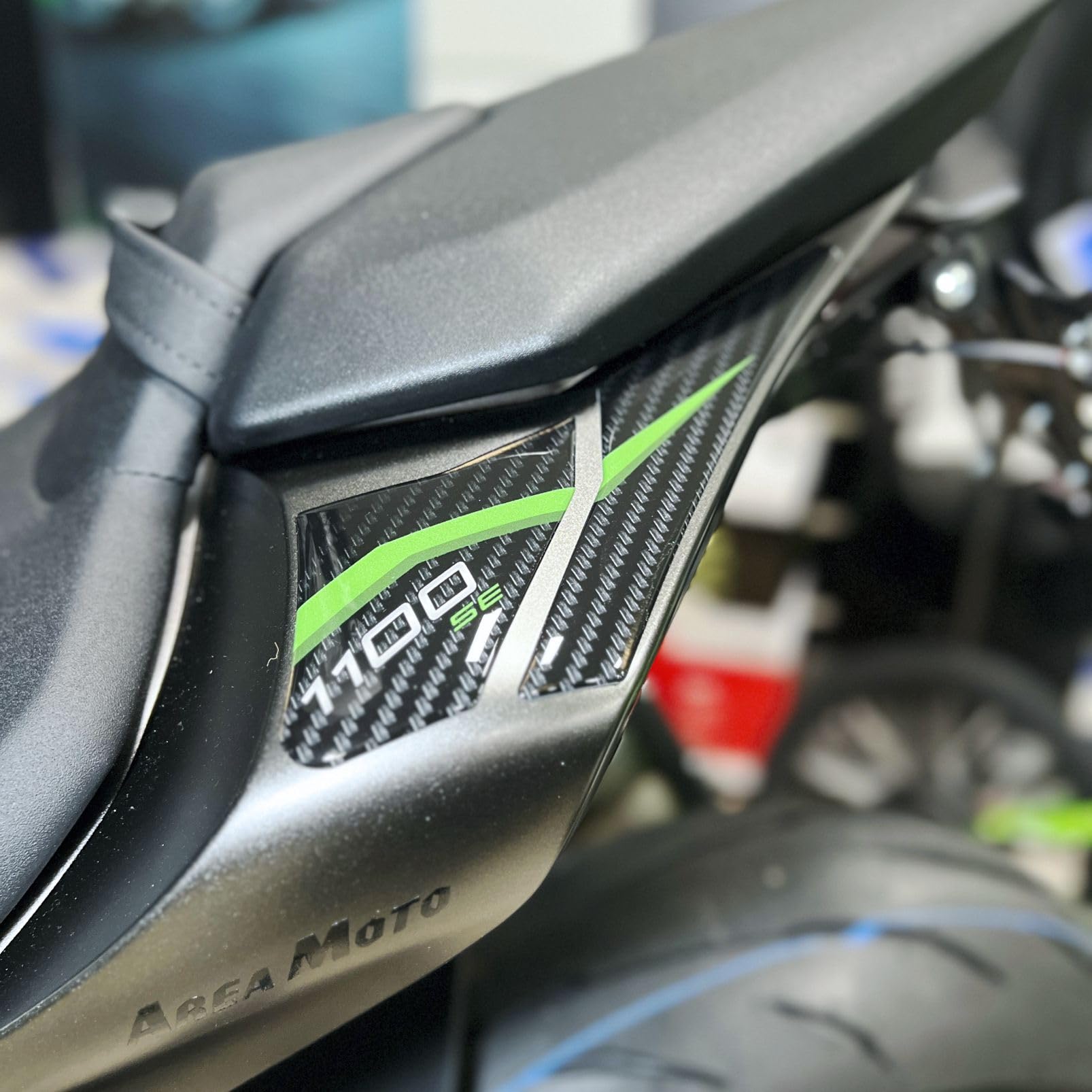 Black Doves Graphics – Adesivo 3D Resinato compatibile con Kawasaki Z1100 SE 2026 (GY1) | Made in Italy (Set Frontale)