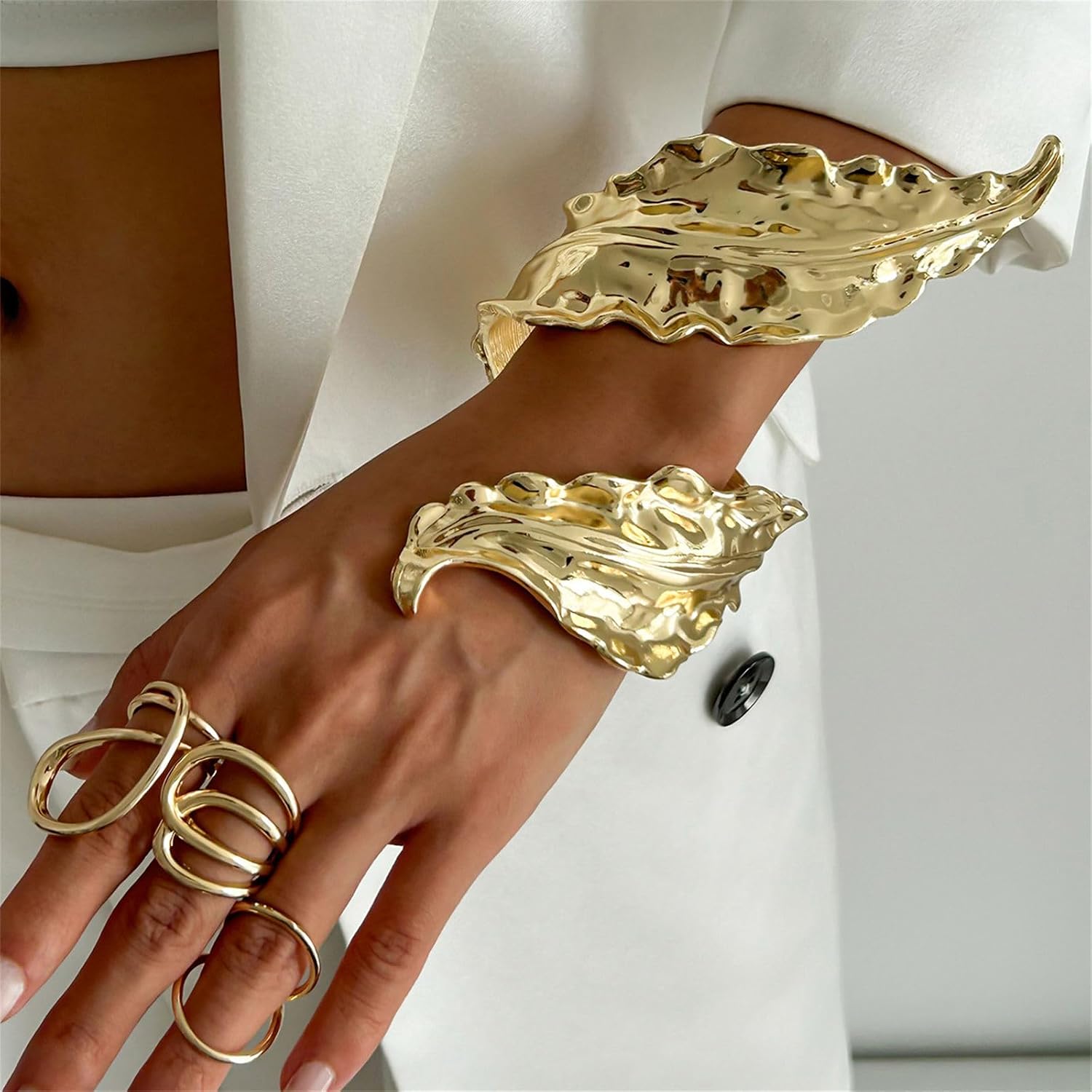 Fashionable Delicate Leaf Pattern In Gold Tone Comfortable And Sturdy For Everyday Casual Wear