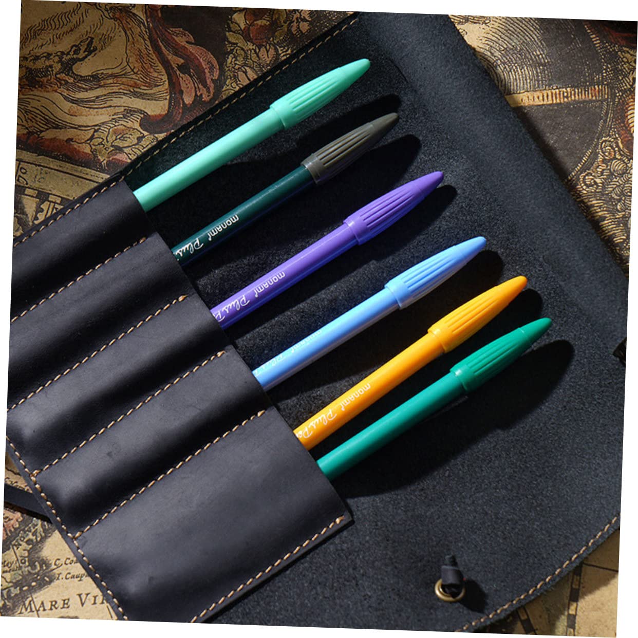 Estuche Enrollable de Cuero Vintage Costura a Mano para Bolígrafos y Lápices Diseño Retro Elegante y Práctico Color Negro para Oficina y Universidad