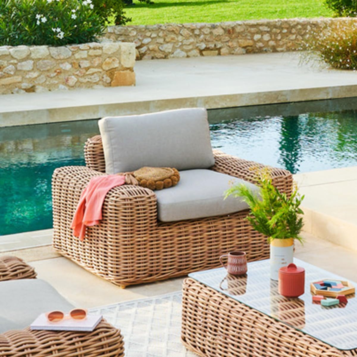 Hespéride – Poltrona da Giardino SAVINIA Tahini – Resina Intrecciata di Alta qualità, Alluminio epossidico, Cuscini Spessi e sfoderabili – Grande Comfort per Patio o Giardino