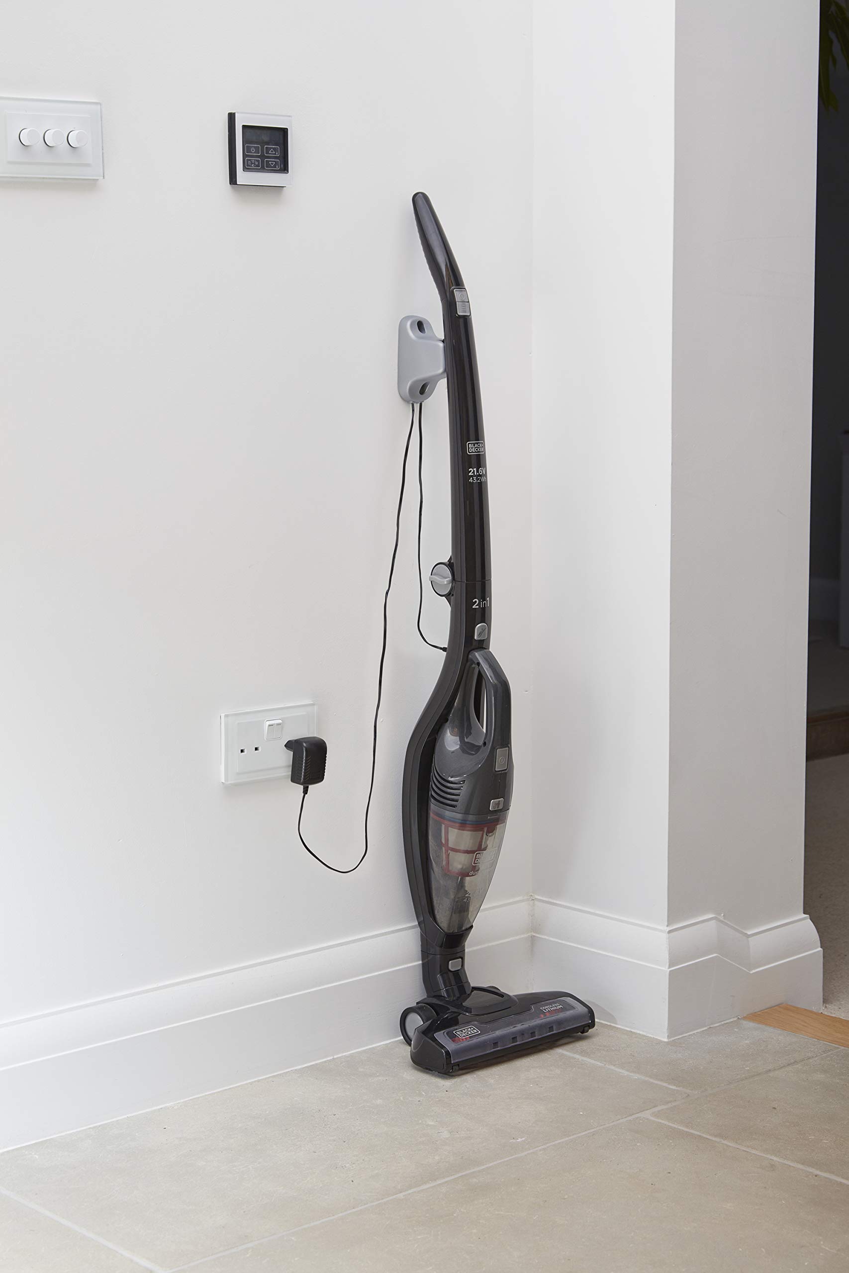 BLACK+DECKER SVB620JW-QW, SVB620JW-QW-Aspirador escoba 2en1 21,6V 2Ah. Se Mantiene de Pie. Boquilla extensible y cepillo, Nero, 21,6 V, 43.2 W, 500 milliliters