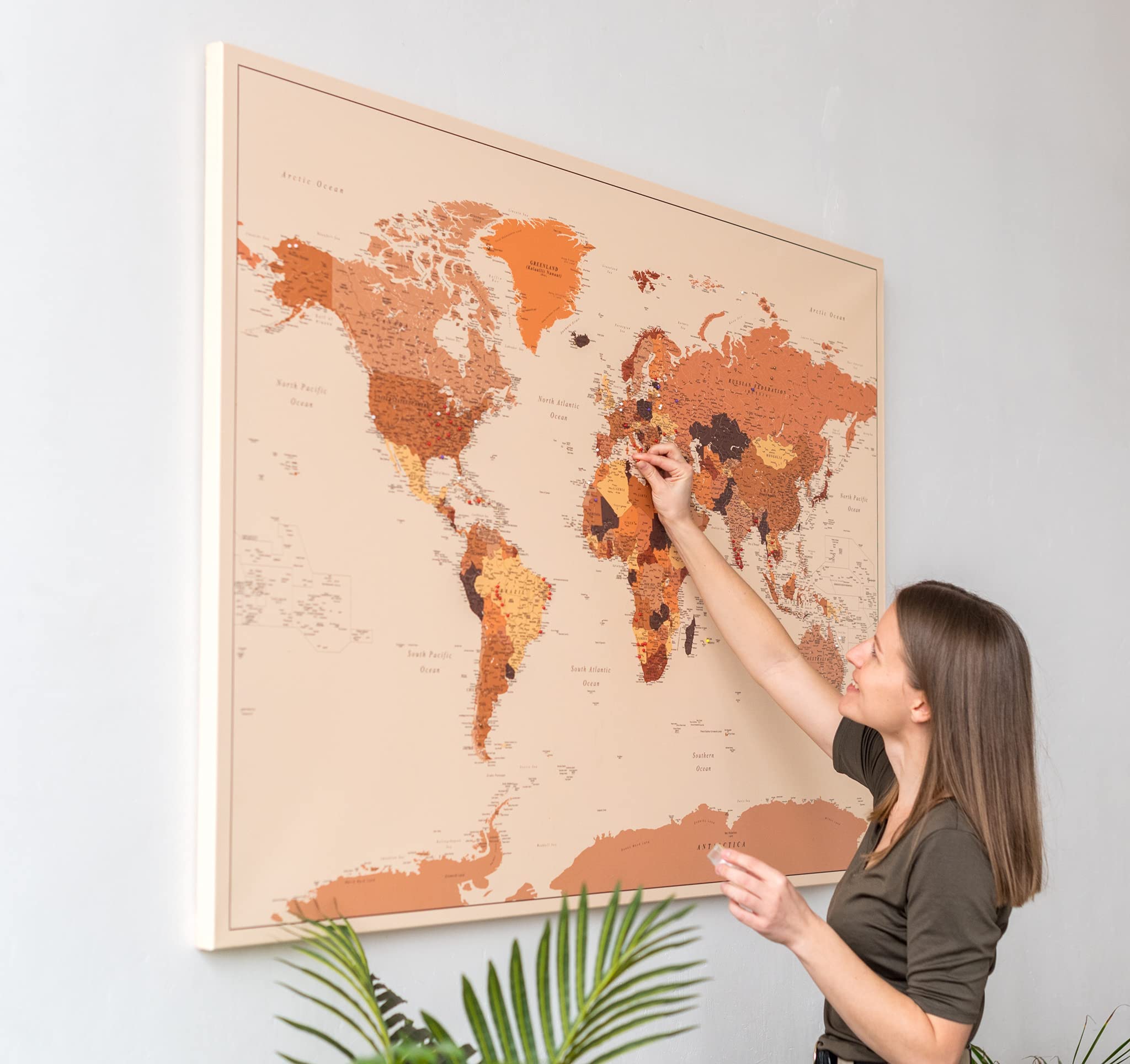 Trip Map Planisfero da Parete – Mappa del mondo - Quadro su tela incorniciato con 100 puntine incluse – Cartina geografica mondo in Marrone - 100x70 / 120x80 / 150x100 cm dimensioni