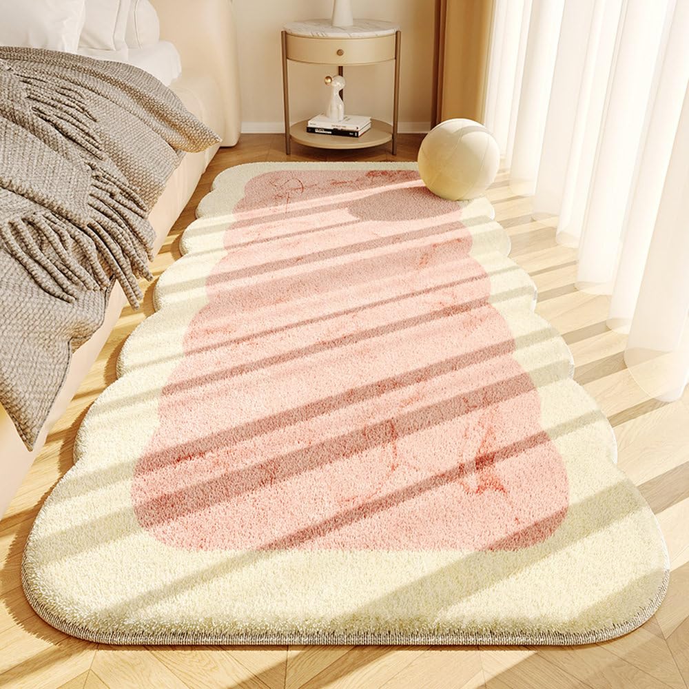 Tapis de chevet uni couleur crème irrégulier pour créer un coin lecture cosy au salon