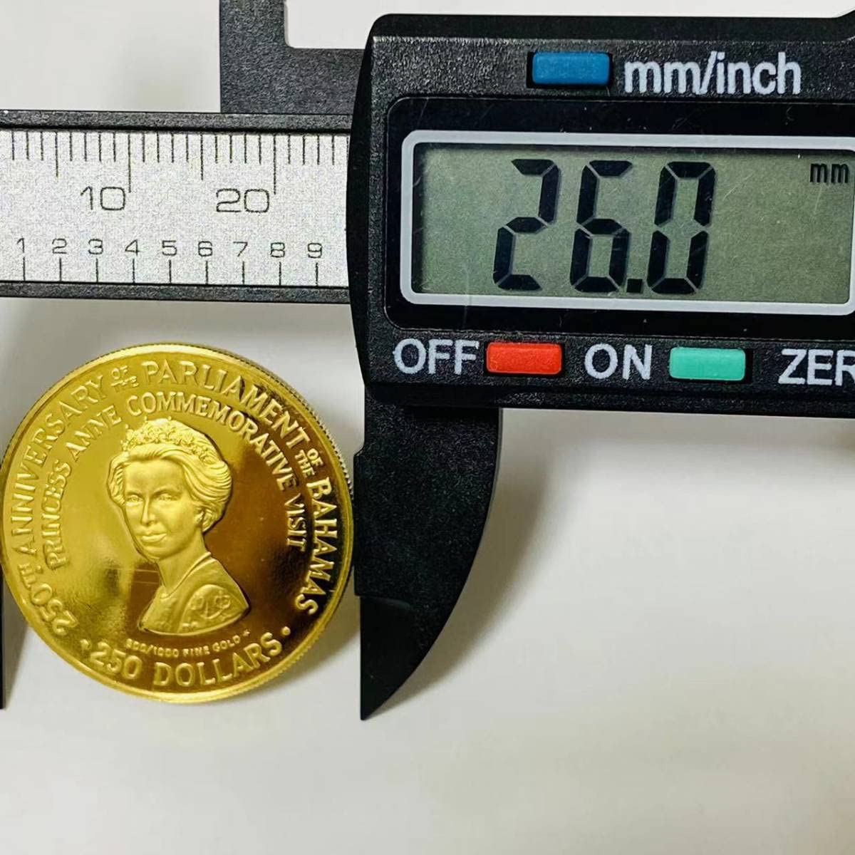 Amazon.co.jp: バハマ 250ドル金貨 エリザベス女王2世 議会250年記念 1979年 21.6金 10g イエローゴールド コイン  GOLD コレクション 美品 : おもちゃ