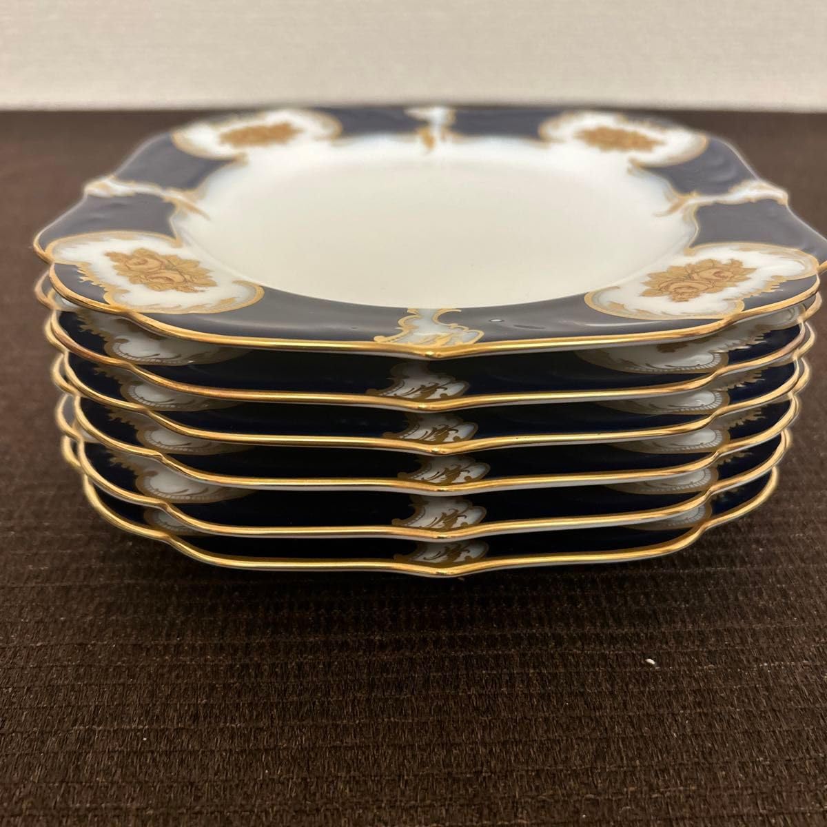 超激得，定番人気 大倉陶園 瑠璃色×金縁×薔薇 クイーンローズ