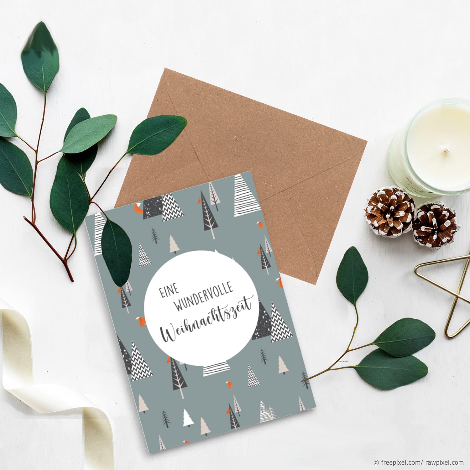 Juego de 75 tarjetas de Navidad sostenibles DIN A6 en azul con árboles de Navidad y texto – Tarjetas plegables con sobres DIN C6 en papel de estraza rosa – saludos de Navidad para empresas y privadas