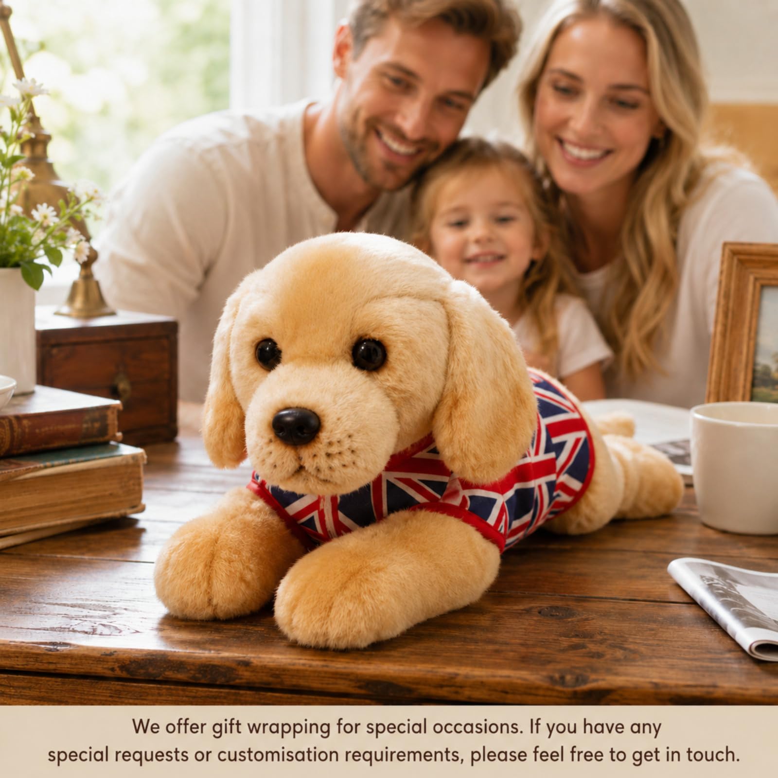 Labrador - Peluche per cani, con gilet Union Jack, realistico cucciolo dorato, morbida pelliccia sintetica e zampe ponderate, regalo souvenir britannico per gli amanti dei cani, 37 cm