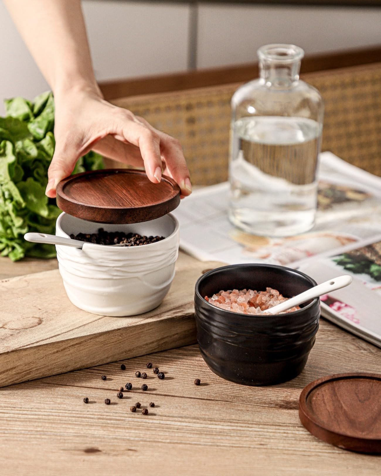 Besmeety Gewürzdosen Keramik 3er Set mit Löffel und Deckel, Gewürzgläser Porzellan Set, Salzdose mit Acacia Holz Deckel, Zuckerdose Keramik, Gewürzbehälter, 250ML (Schwarz, Weiß)