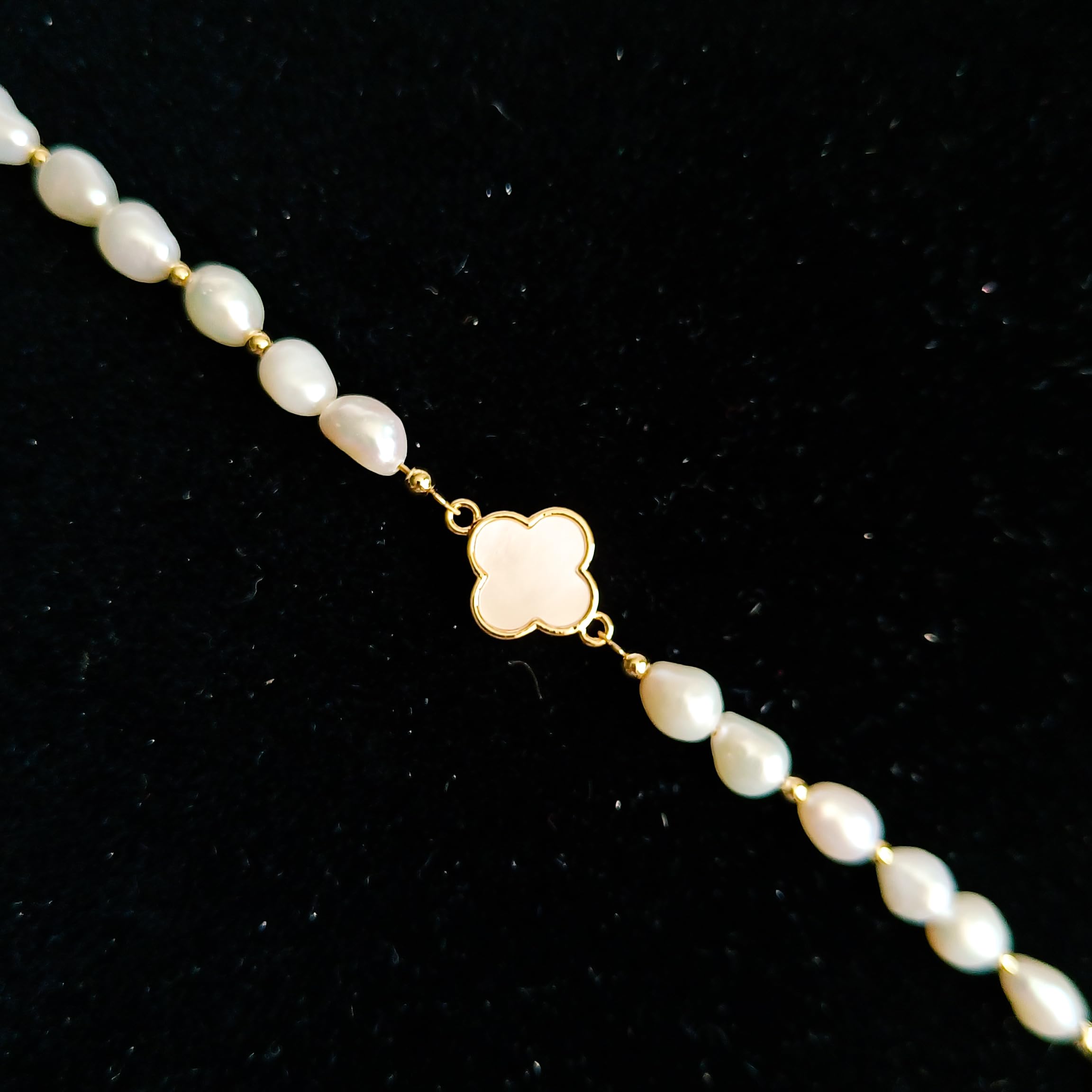 Bracelet Perles d'Eau Douce avec Pendentif en Nacre Trèfle à Quatre Feuilles - Cadeau de prestige - Bijoux Femme Tendance