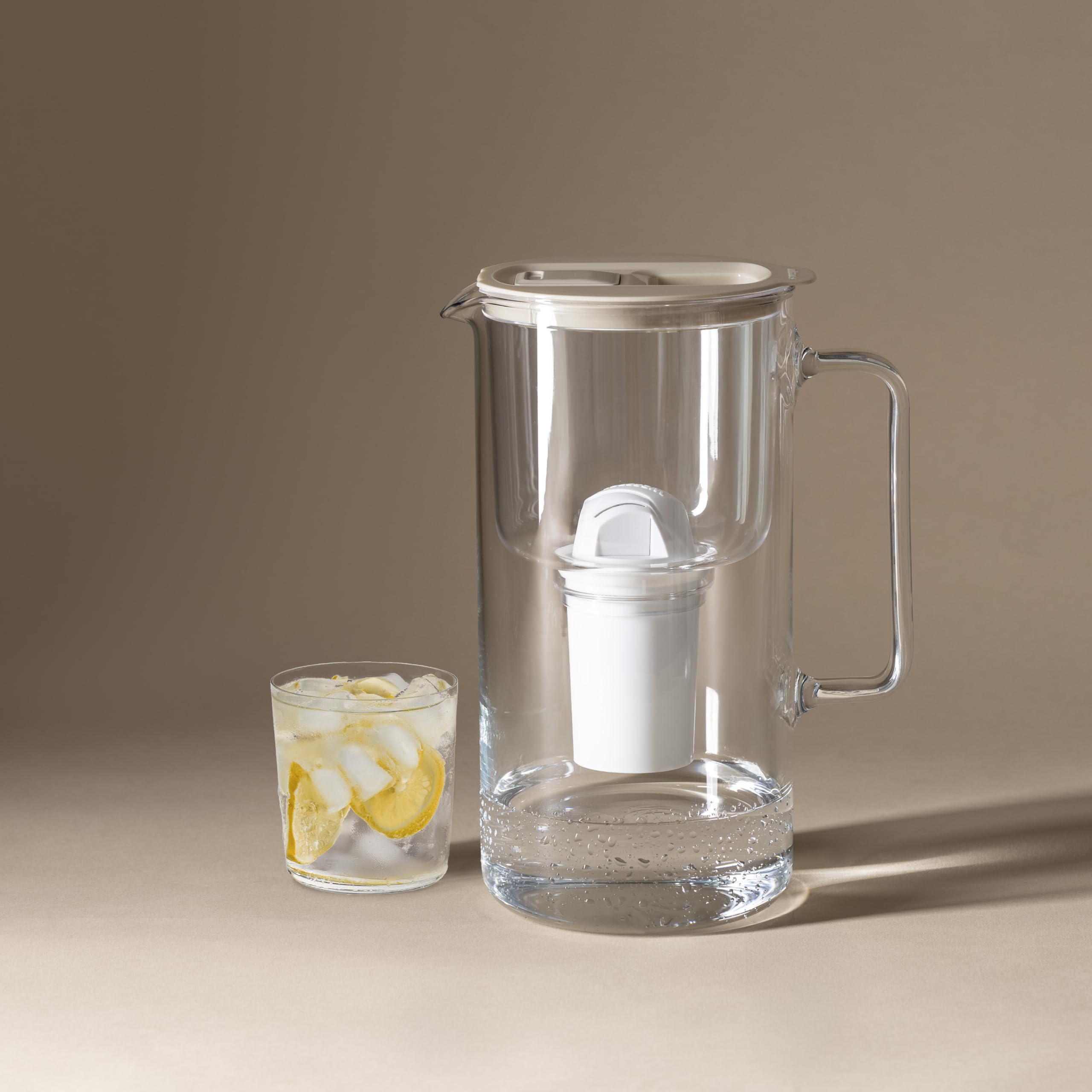 Wessper Carafe Filtrante en Verre avec Cartouches Filtrantes pour Eau Potable 2 l, Pichet en Verre avec Compteur de Filtre Intelligent, Kit comprenant 1x filtre à charbon actif- Beige