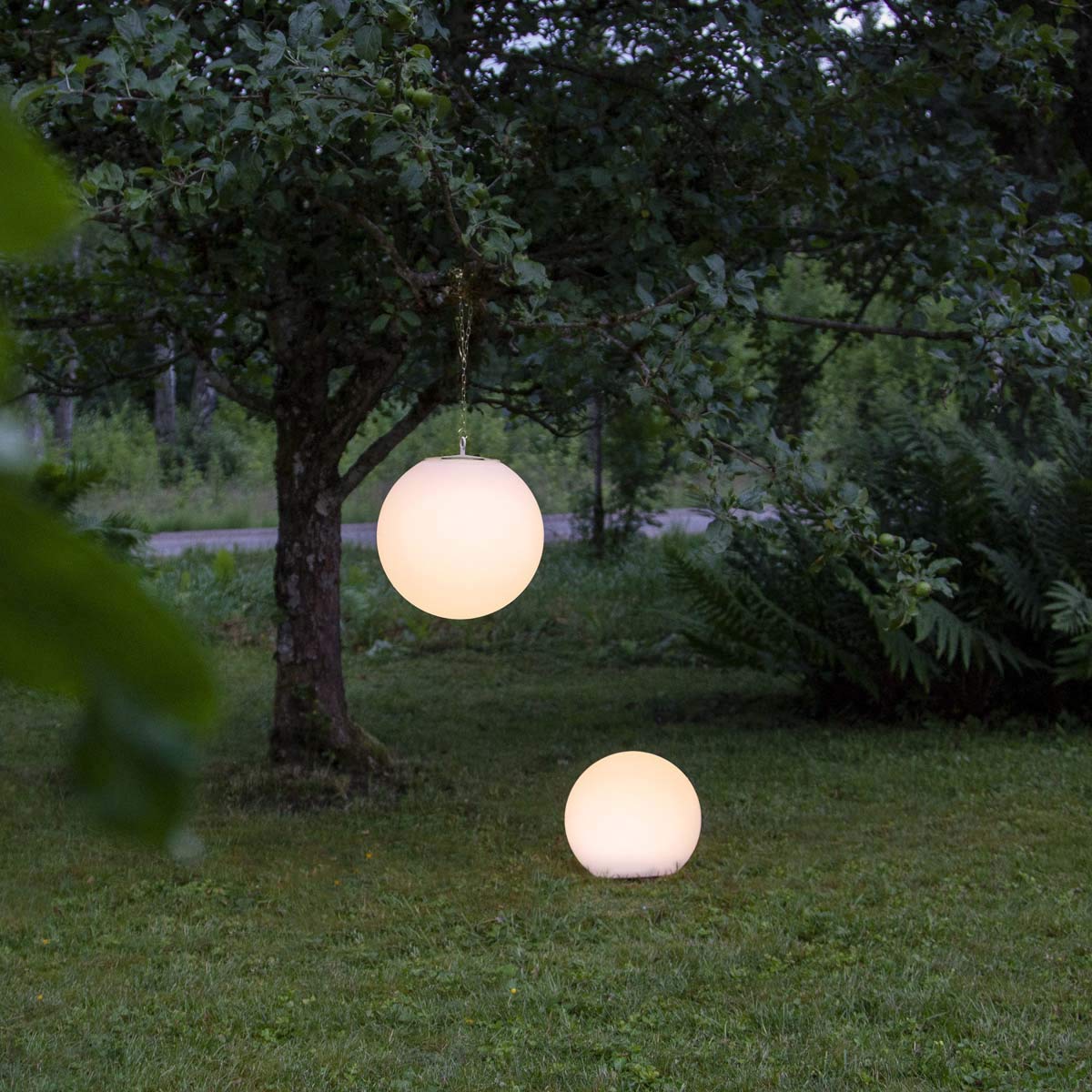 Juego de 2 bolas solares GLOBY con colgador, diámetro 2530cm, Lámparas LED blanco cálido