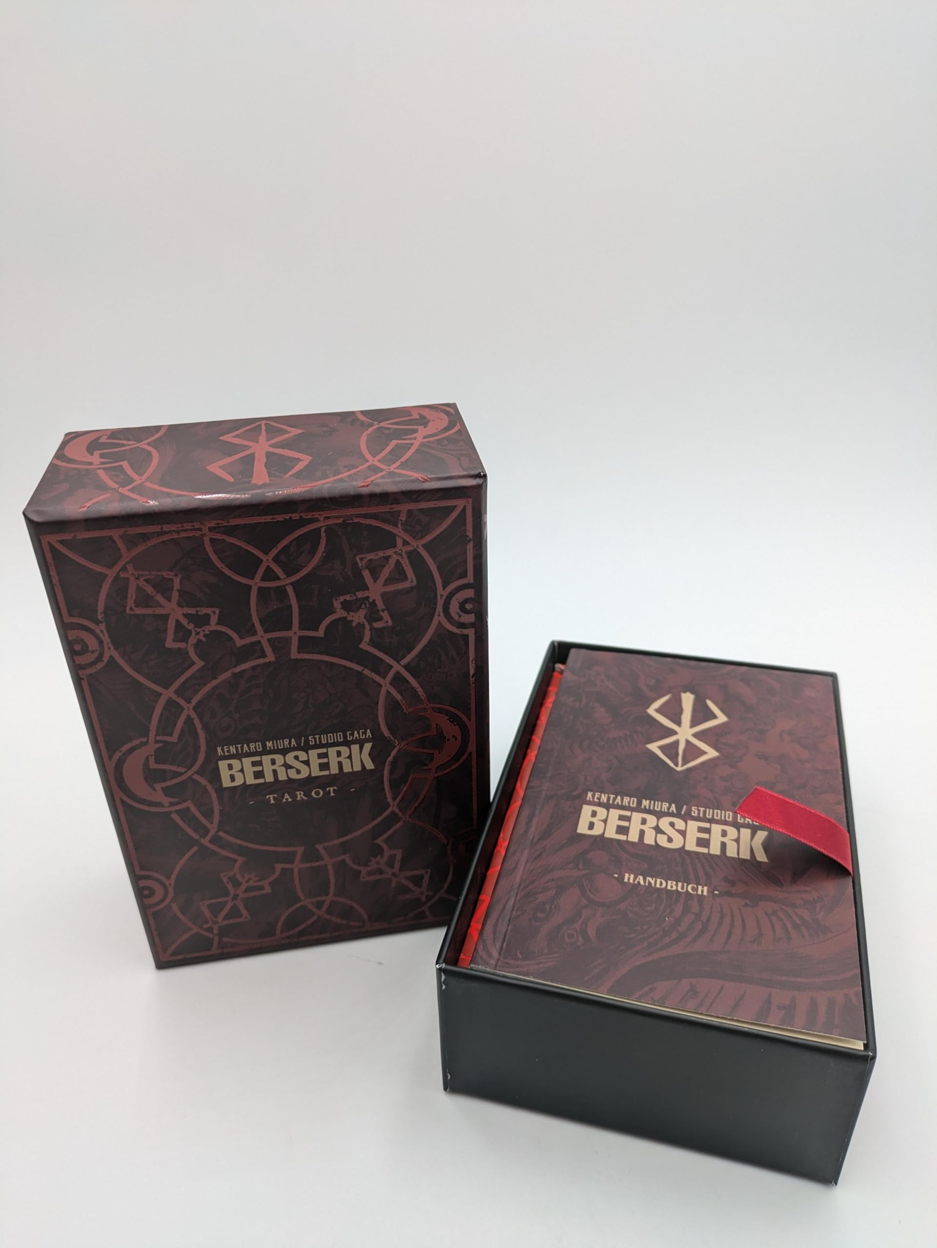 Berserk Max 21 - Tarot-Edition: Das actiongeladene und genredefinierende Dark-Fantasy-Epos von Kentaro Miura mit exklusivem Tarot-Set