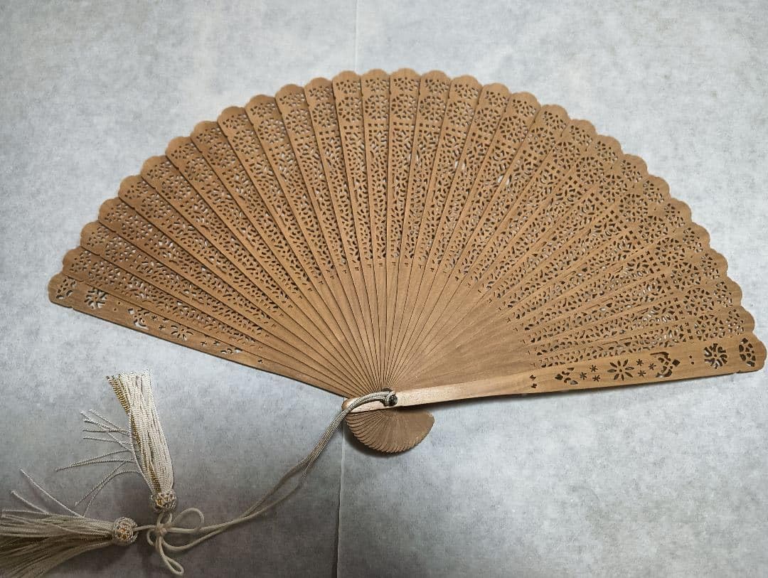 【桐箱入り】白檀扇子　20cm　宮脇賣扇庵 義也古扇 Amazon.co.jp: 桐箱入り 白檀扇子 20cm 宮脇賣扇庵 義也古扇