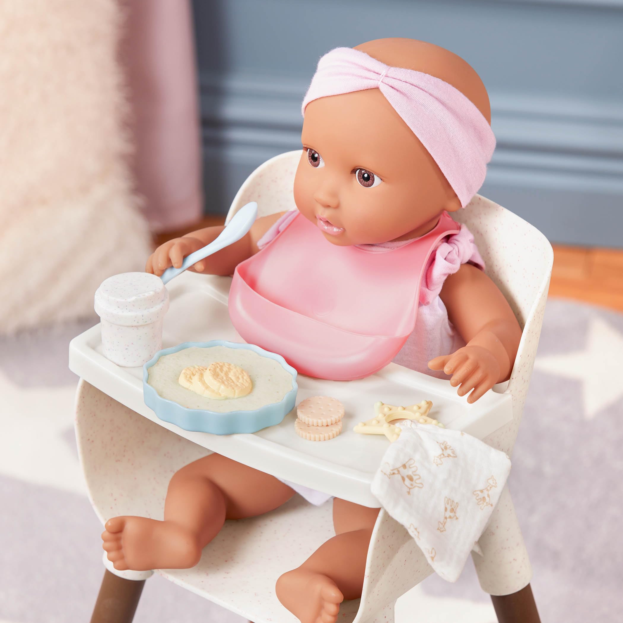 LullaBaby LBY7679C1Z wysokie krzesełko dla lalek, 36 cm, wysokie krzesełko i akcesoria – śliniaczek, jedzenie, łyżka, kubek, ściereczka do plucia – akcesoria dla lalek dla niemowląt – zabawka dla