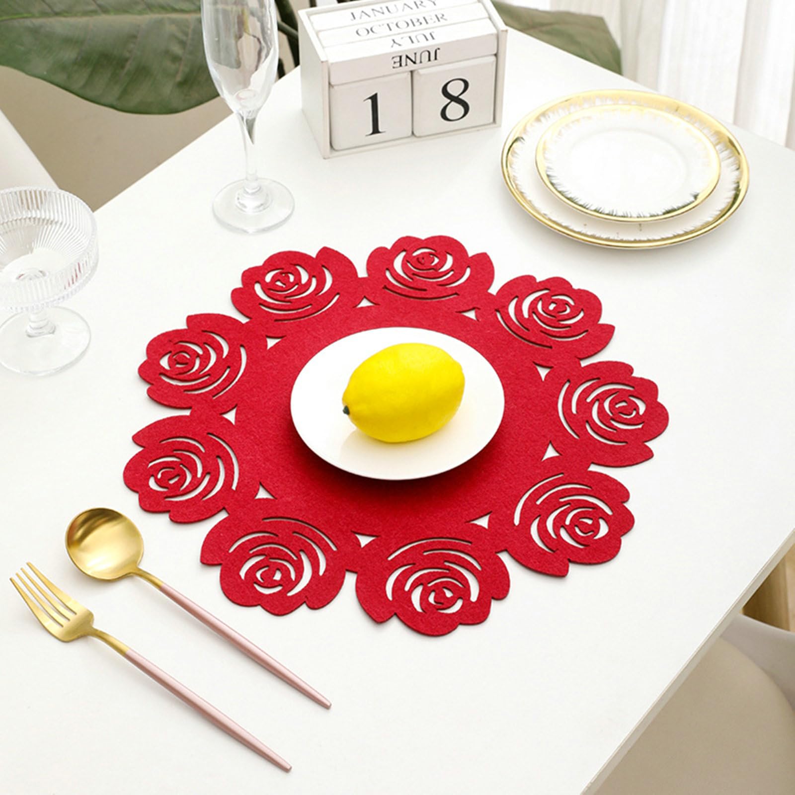 Juego de 10 manteles individuales redondos de fieltro, resistentes al calor, antideslizantes, lavables, color sólido, con forma de rosas huecas, color rojo, para fiestas en casa, bodas