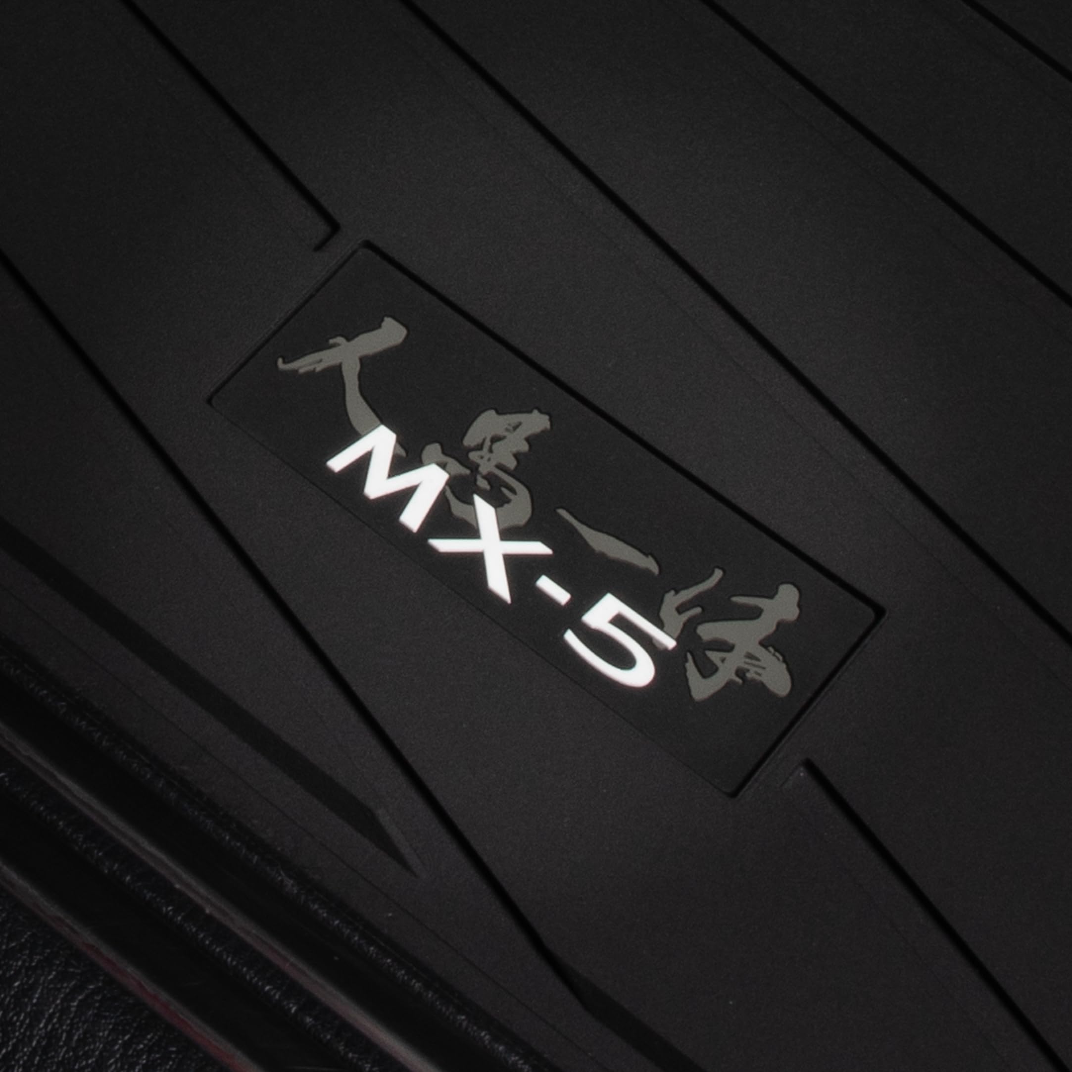 Car Lux Tappetini Su Misura Per Mazda MX5 RF ND (dal 2015), Velour 1900 G/m², Con Stemma Ricamato E Bordi In Alcantara - 6