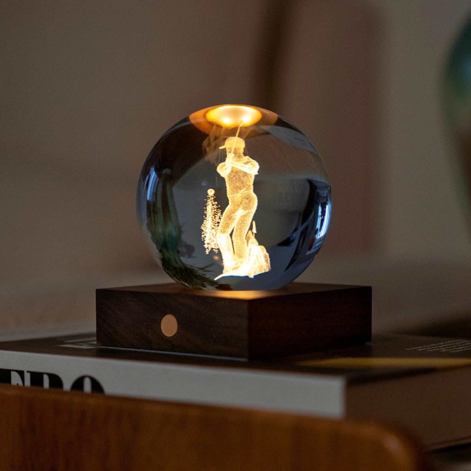 Gingko Luce di cristallo ambrata di design – Lampada LED incisa 3D a forma di mucca delle Highland | Luce d'atmosfera ricaricabile con base in noce | Regalo unico per gli amanti degli animali e
