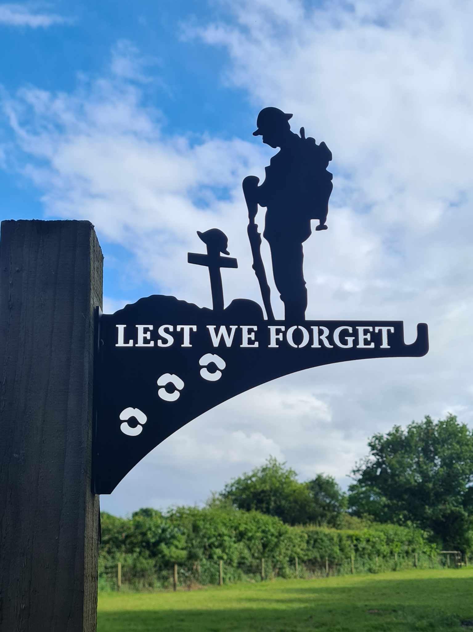 Lest We Forget Birdfeeder Hanger Station | War Memorial Garden Ornament | Remembrance Day Military Tribute Hook | Fixings Included