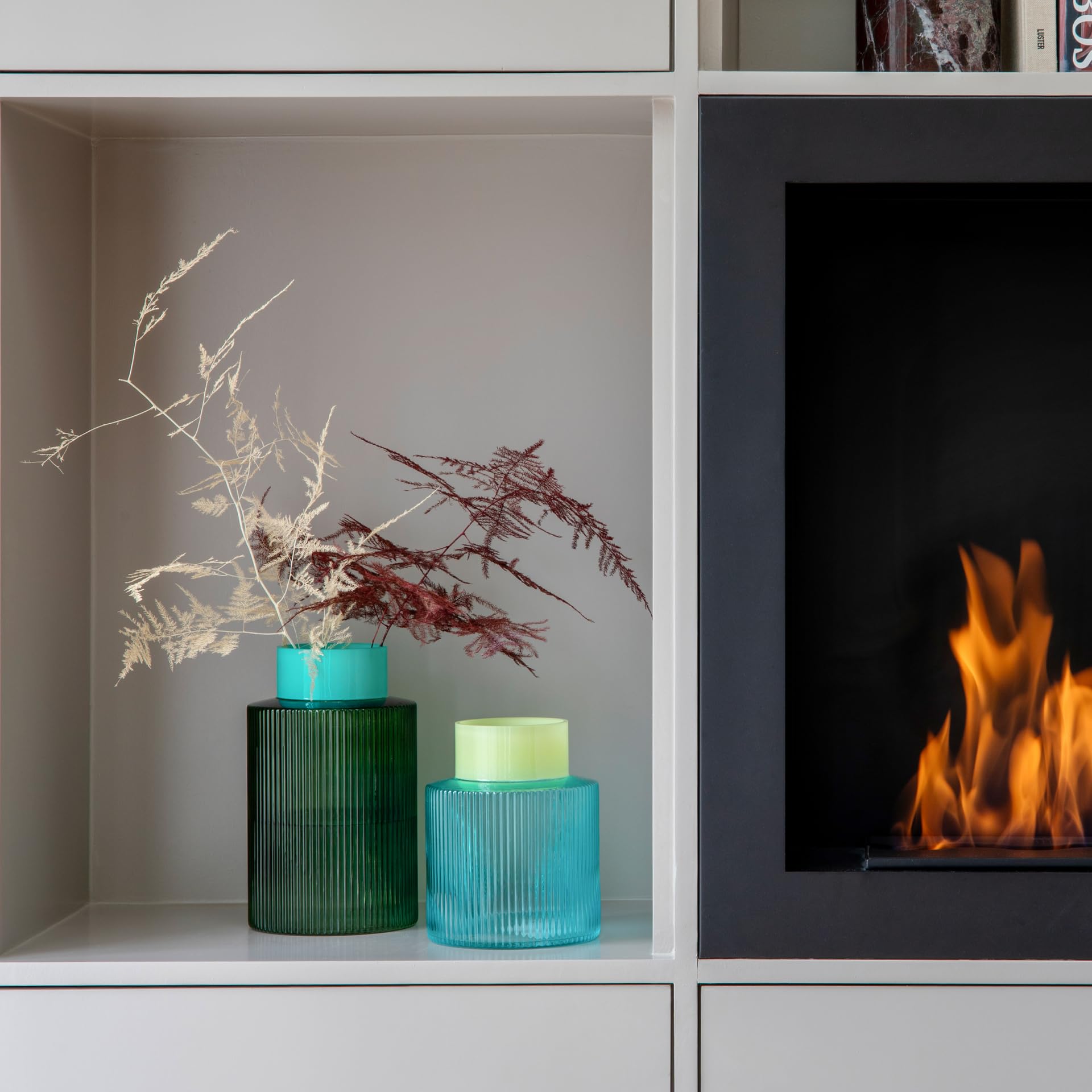 REMEMBER Glasvase Groove Green, H 23.8 cm, Ø 14.5 cm, Vasenöffnung: Ø 9.3 cm – Dekorative Design Vase aus Glas für Blumen und Trockenblumen, Moderne Tischvase für Wohnzimmer, Esszimmer oder Büro