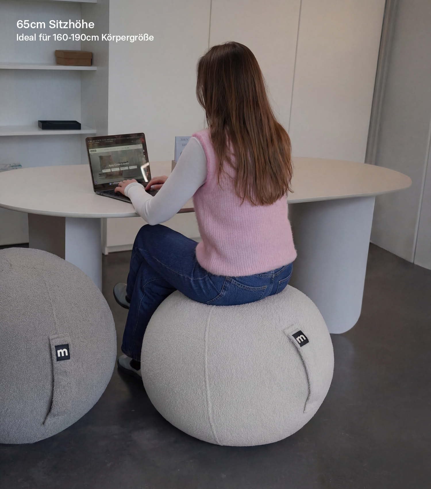 mokebo ergonomischer Sitzball 'Der Runde' mit Pumpe, Pezziball, Yogaball oder Gymnastikball mit Teddybezug, 65cm Breite, Bürostuhl Alternative für Zuhause & Büro in Natur Beige