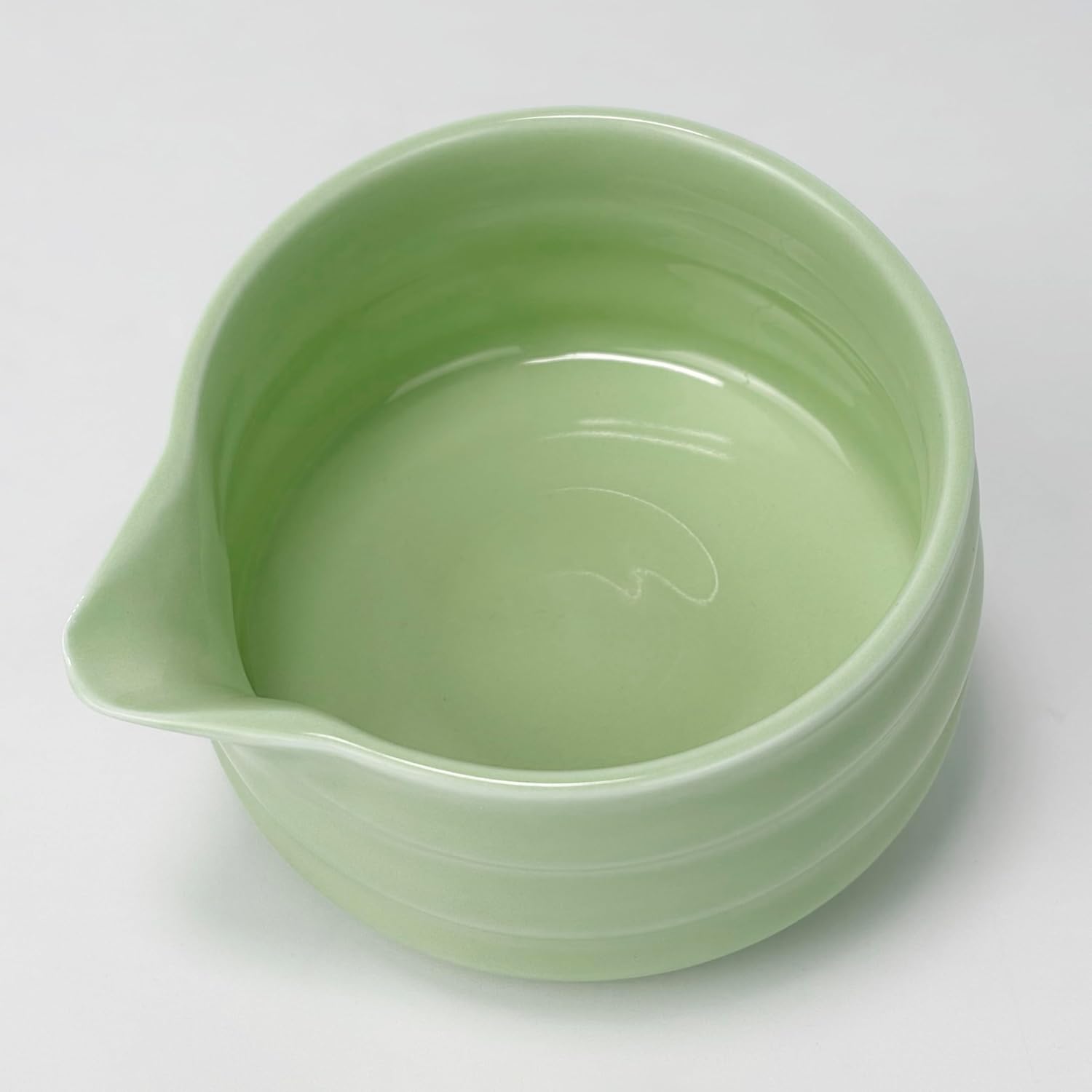 AIYICIII Ceramic Matcha Bowl with Spout 500ml / 17oz, Japanese Chawan for Whisking & Pouring, Handmade Matcha Tea Bowl for Green Tea Ceremony & Daily Use (Matcha Green)