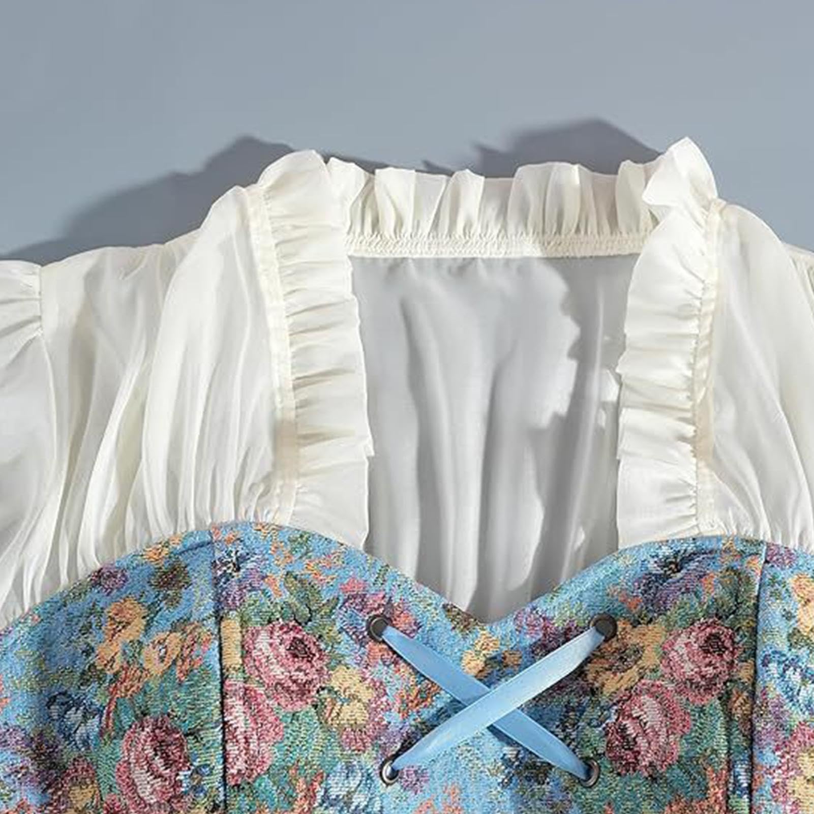 Costume rinascimentale da donna con scollo a U