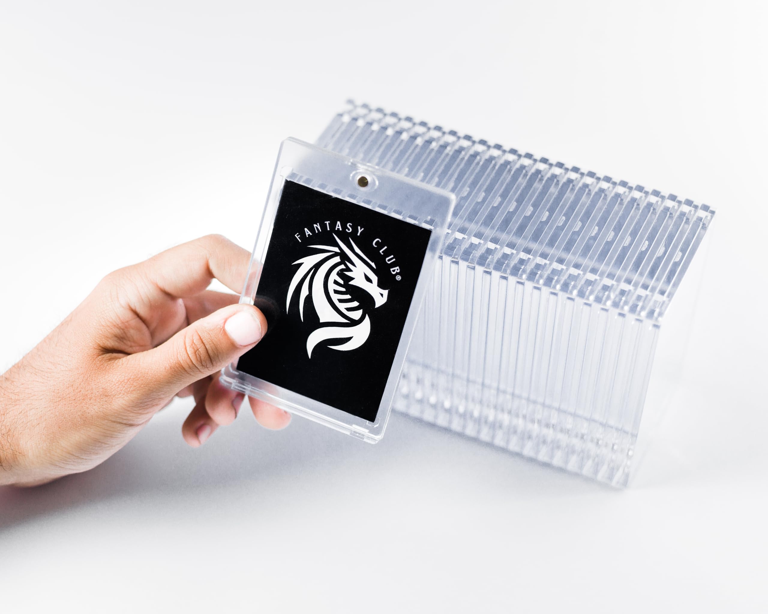 FANTASY CLUB | 25 Supporti Magnetici One-Touch per Carte TCG – Ultra trasparenti con protezione UV al 99+% | Chiusura sicura con magnete per carte standard | Esponi e proteggi i tuoi migliori pulls